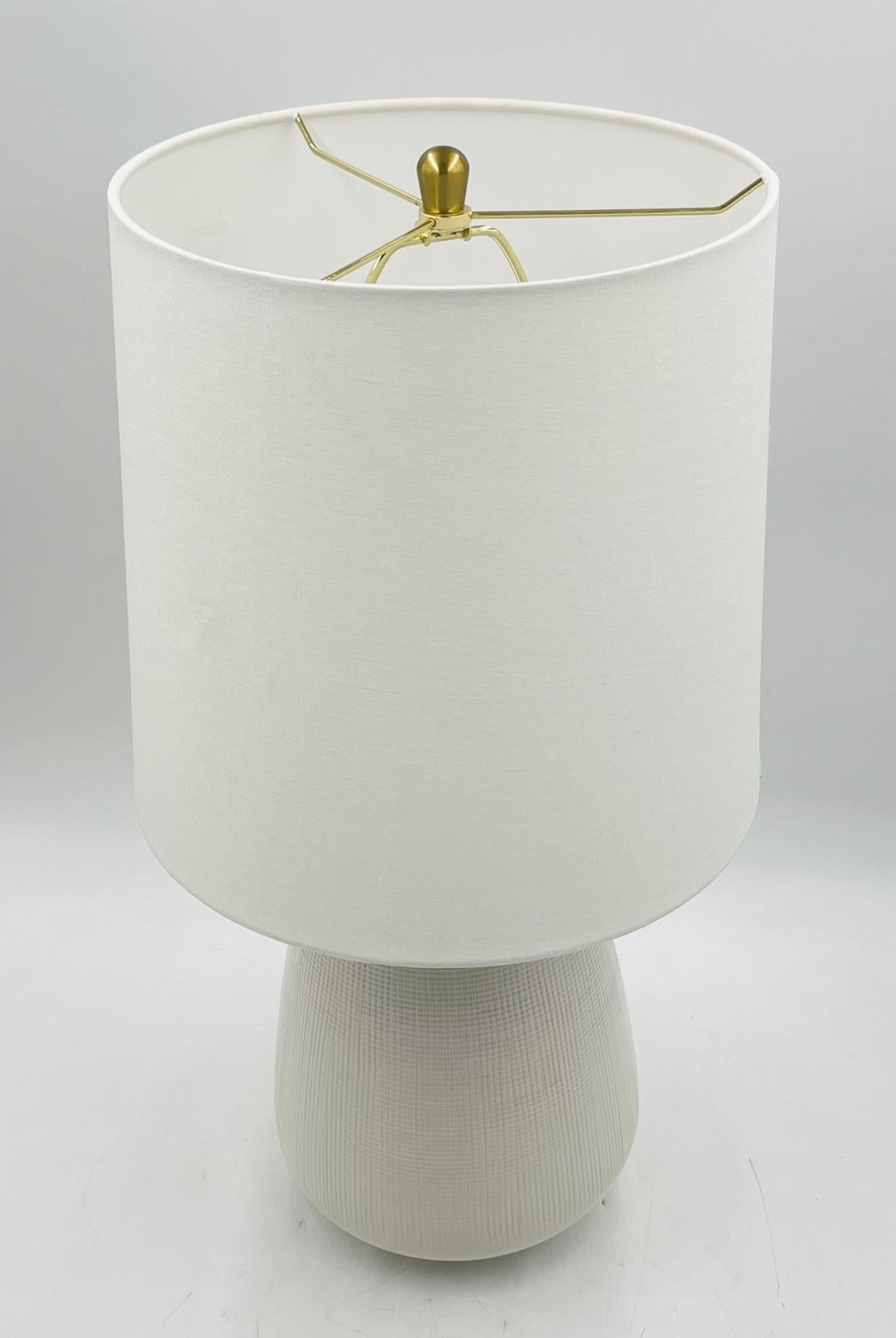 Lámpara de sobremesa moderna de cerámica blanca texturizada by Aerin for Visual Comfort en Bueno estado para la venta en Los Angeles, CA