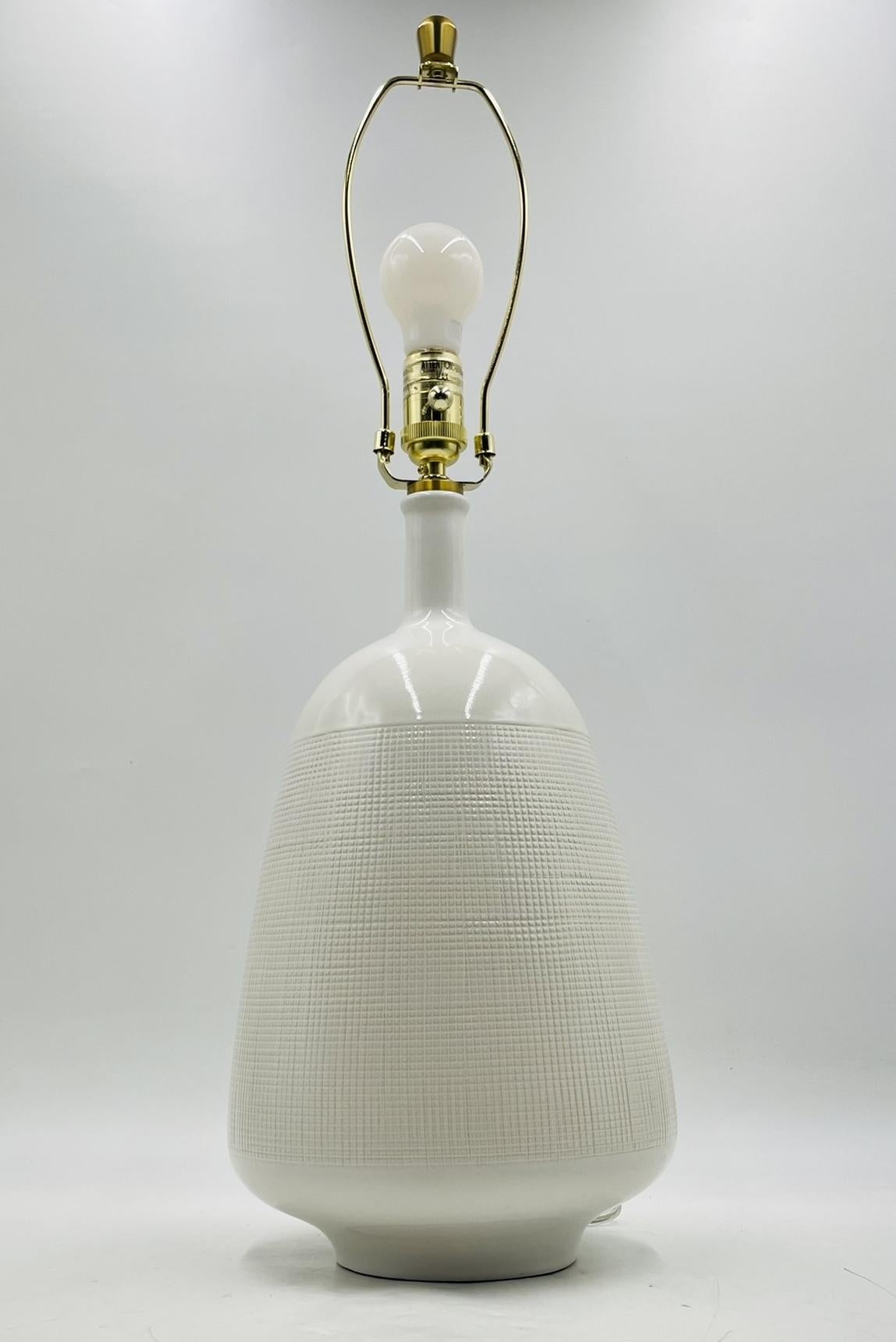 Lámpara de sobremesa moderna de cerámica blanca texturizada by Aerin for Visual Comfort Siglo XXI y contemporáneo en venta