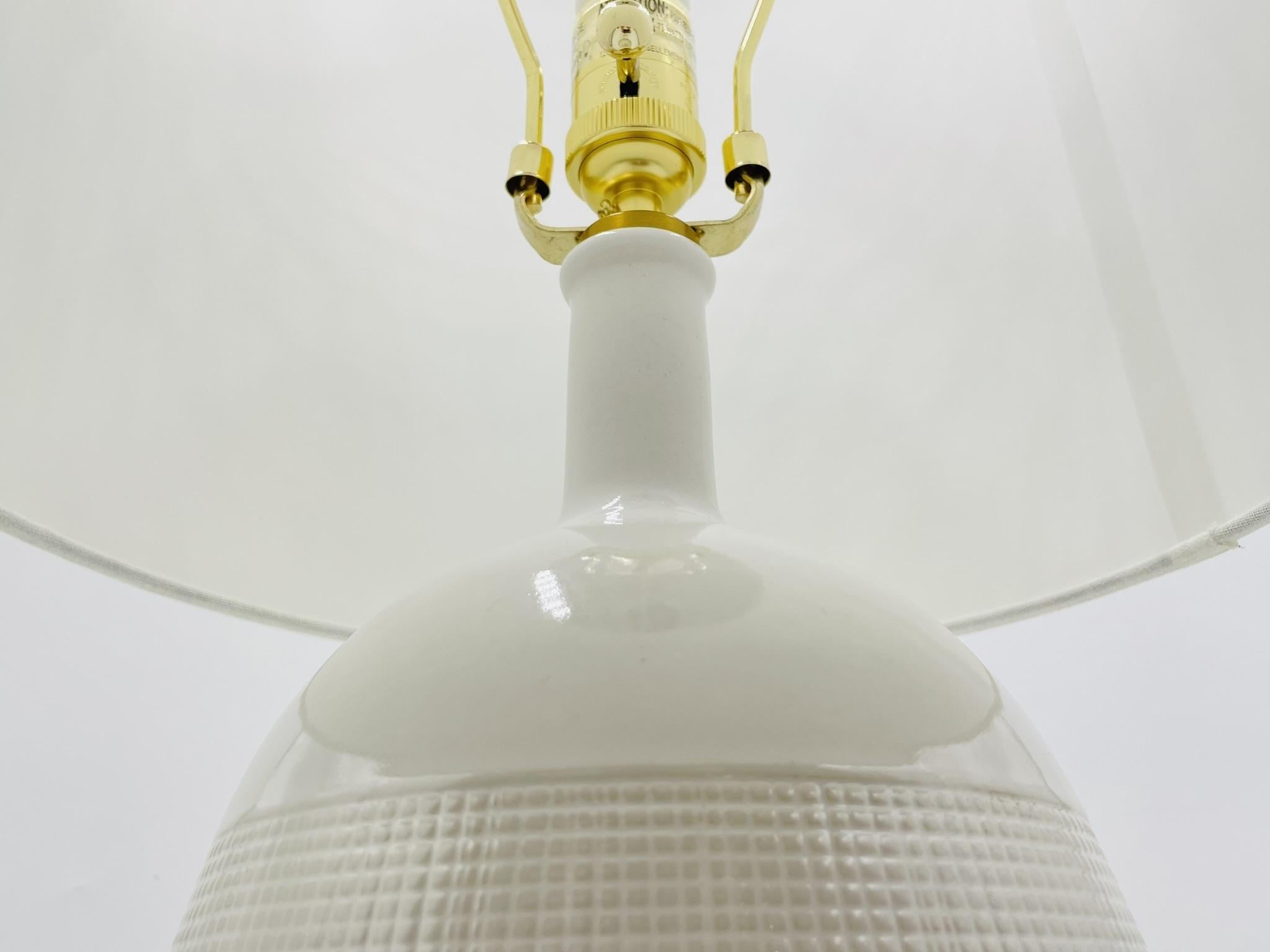 Lámpara de sobremesa moderna de cerámica blanca texturizada by Aerin for Visual Comfort en venta 1