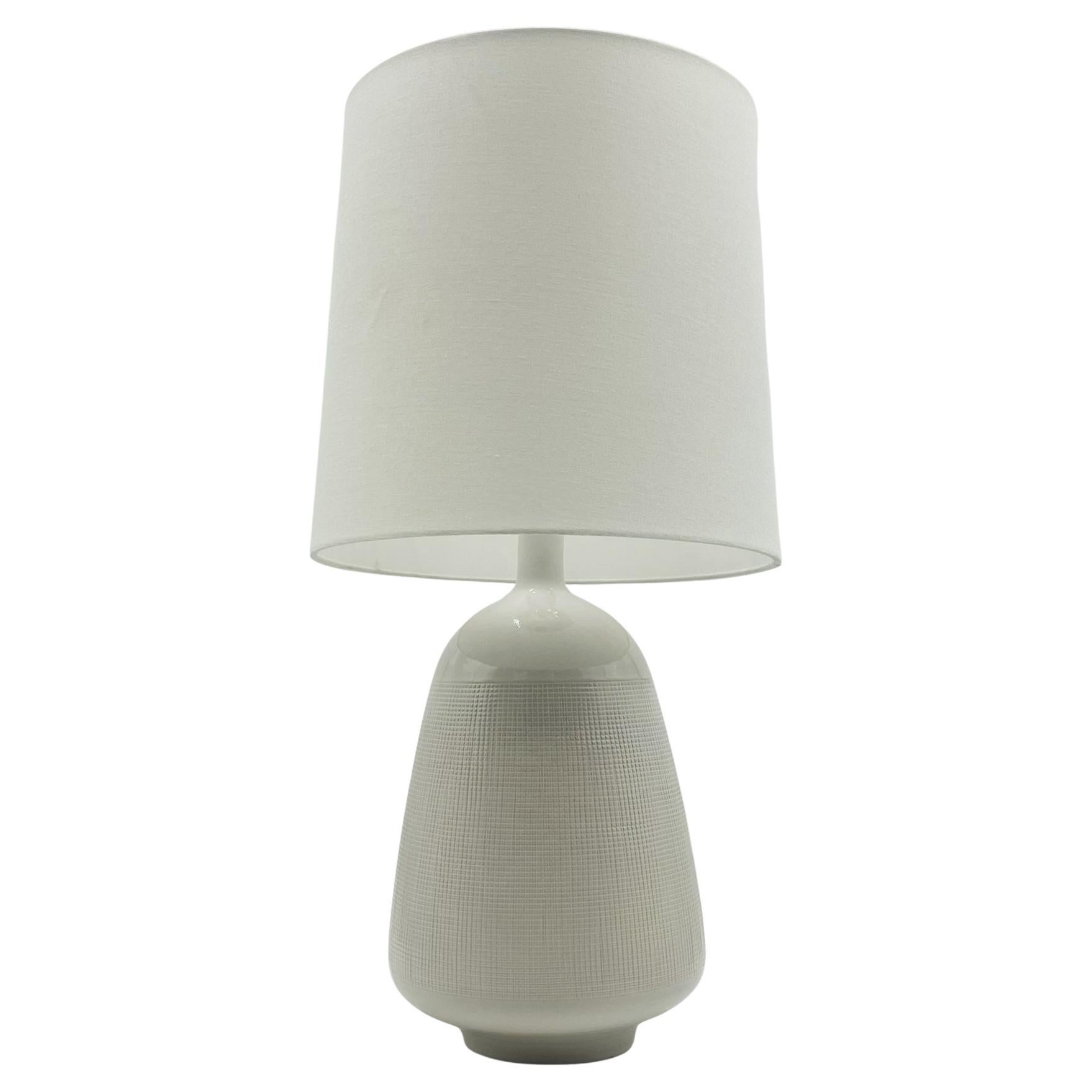 Lámpara de sobremesa moderna de cerámica blanca texturizada by Aerin for Visual Comfort en venta