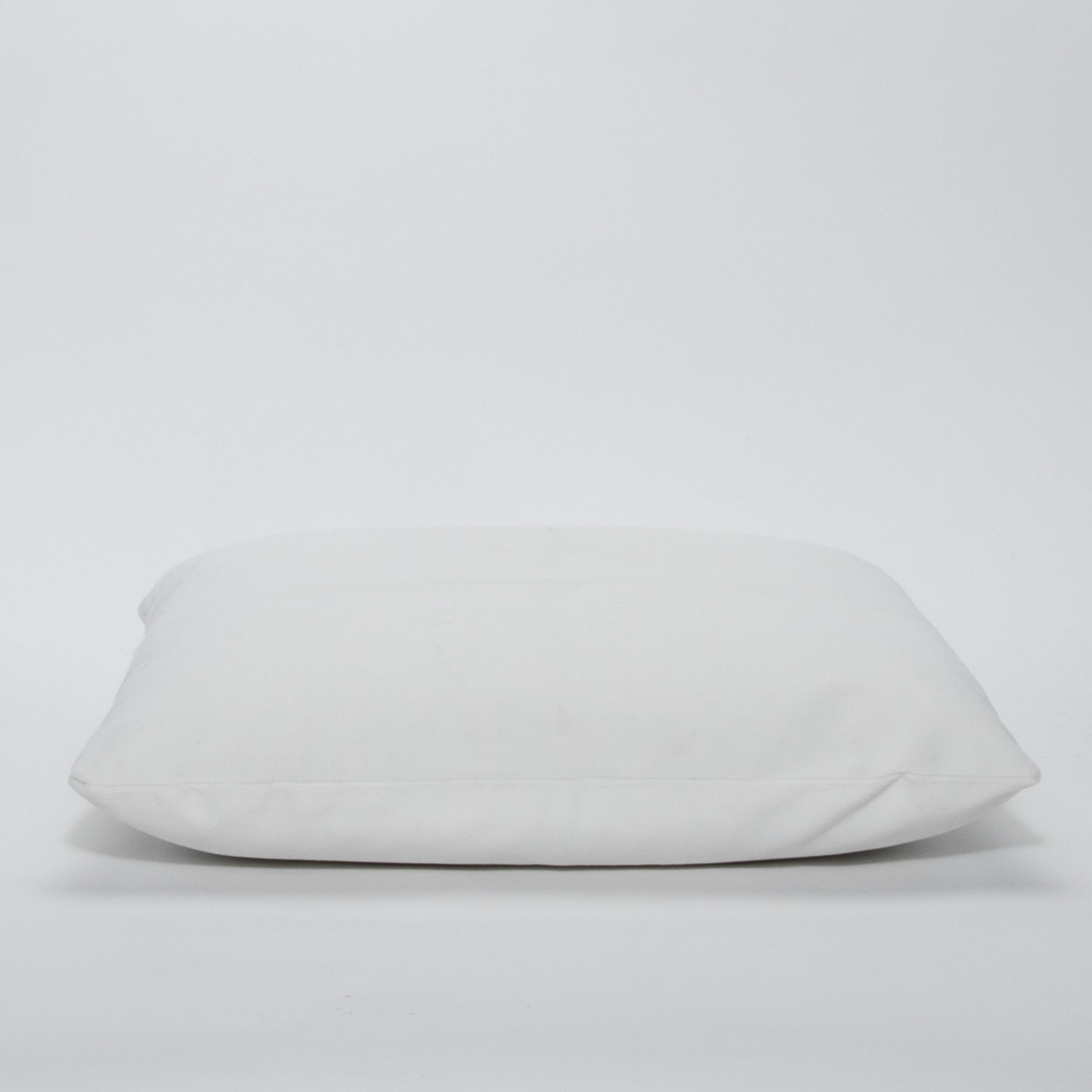 Peppen Sie Ihr Interieur mit dem Modern White Velvet Decorative Pillow von MOGUL auf. Diese Kissen strahlen eine zeitlose Eleganz aus und bieten eine makellose weiße Samtoberfläche, die sich herrlich weich anfühlt. Die hochwertige Verarbeitung wird