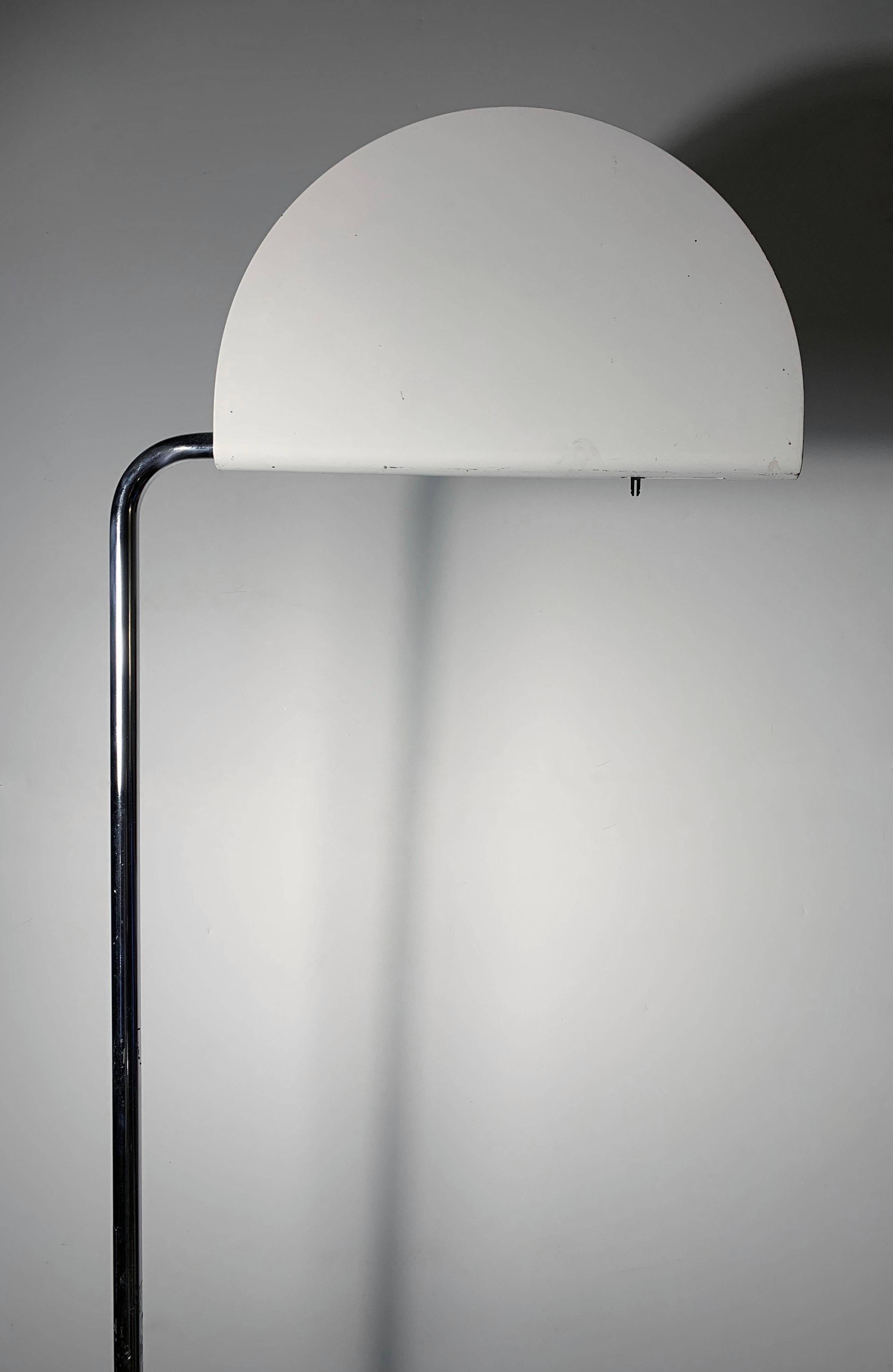 Moderne weiße Vintage-Stehlampe Mezzaluna in Weiß von Bruno Gecchelin, Italien (Moderne der Mitte des Jahrhunderts) im Angebot