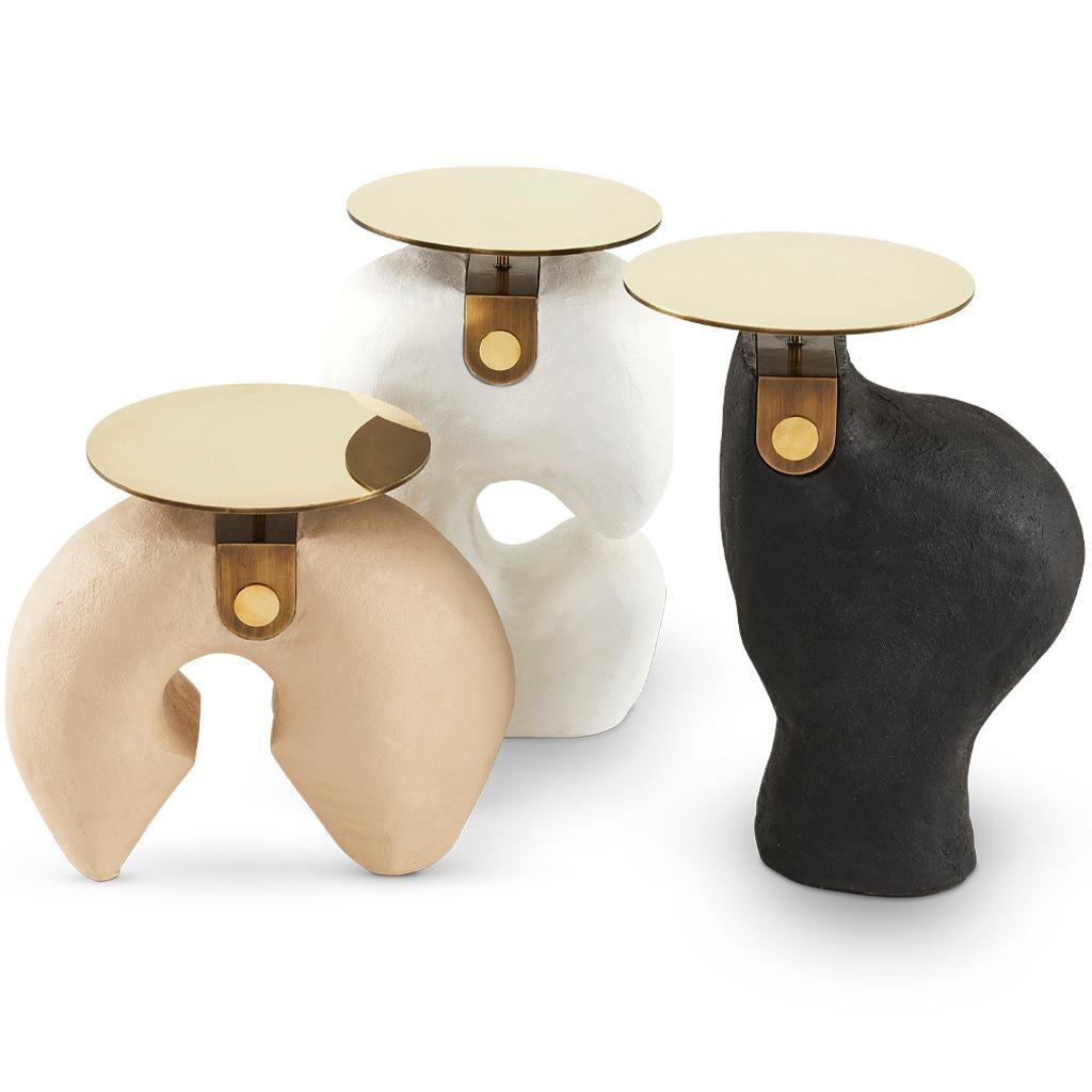 Table d'appoint Yosemite blanche moderne, finie à la main avec plateau en laiton M en vente 2