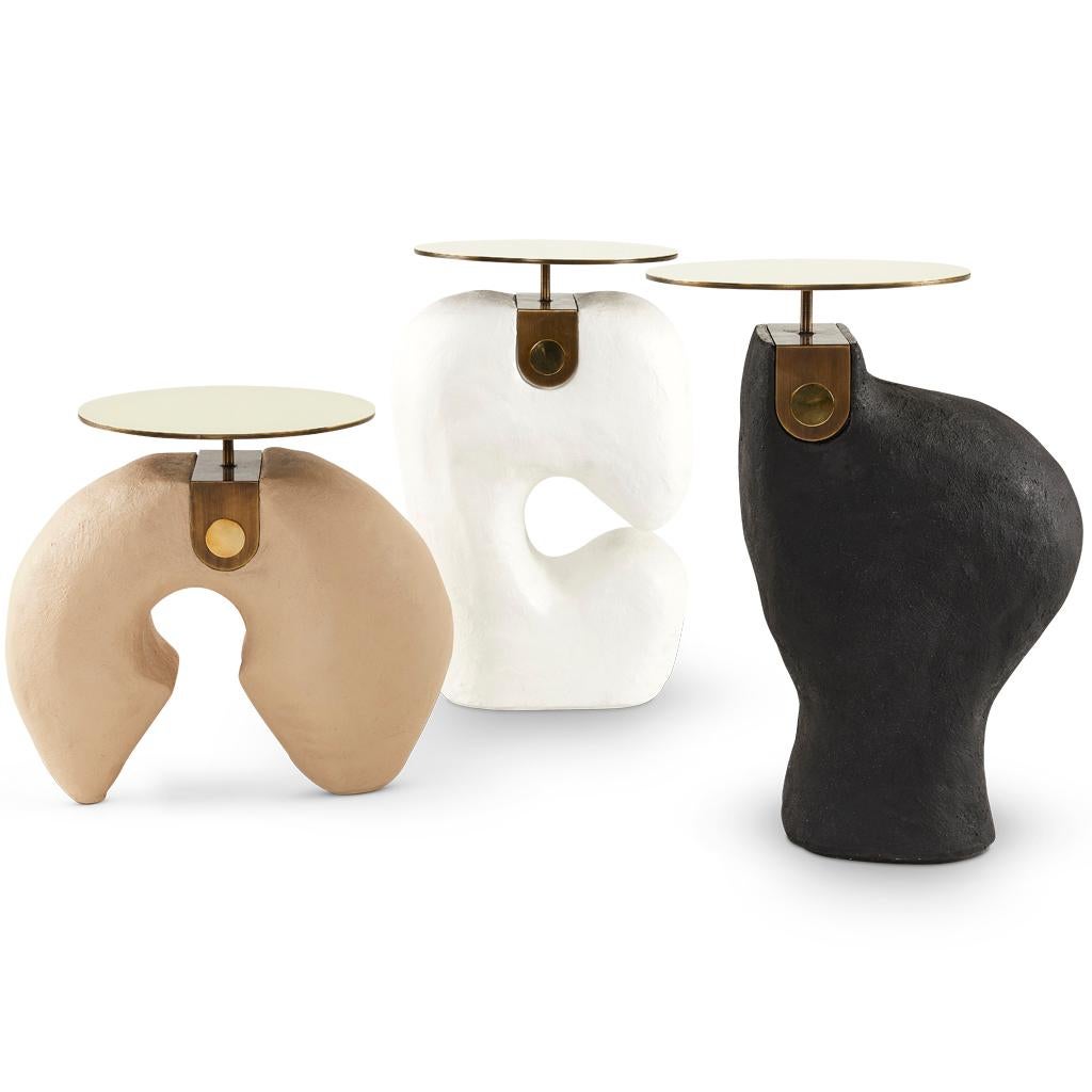 Table d'appoint Yosemite blanche moderne, finie à la main avec plateau en laiton M en vente 3