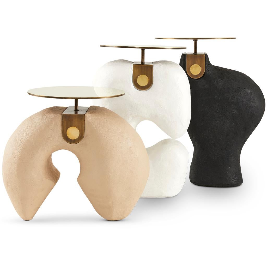 Table d'appoint Yosemite blanche moderne, finie à la main avec plateau en laiton M en vente 4