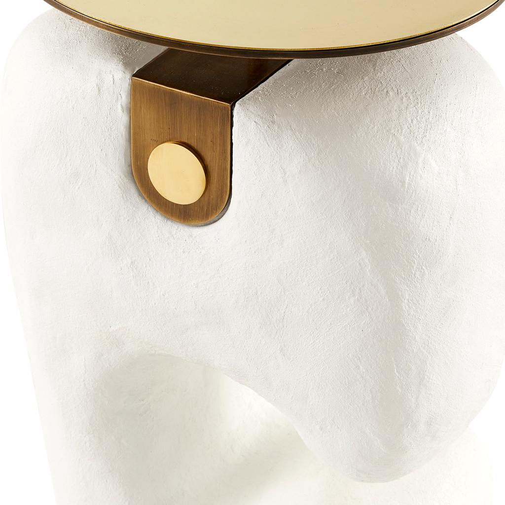 Table d'appoint Yosemite blanche moderne, finie à la main avec plateau en laiton M en vente 1