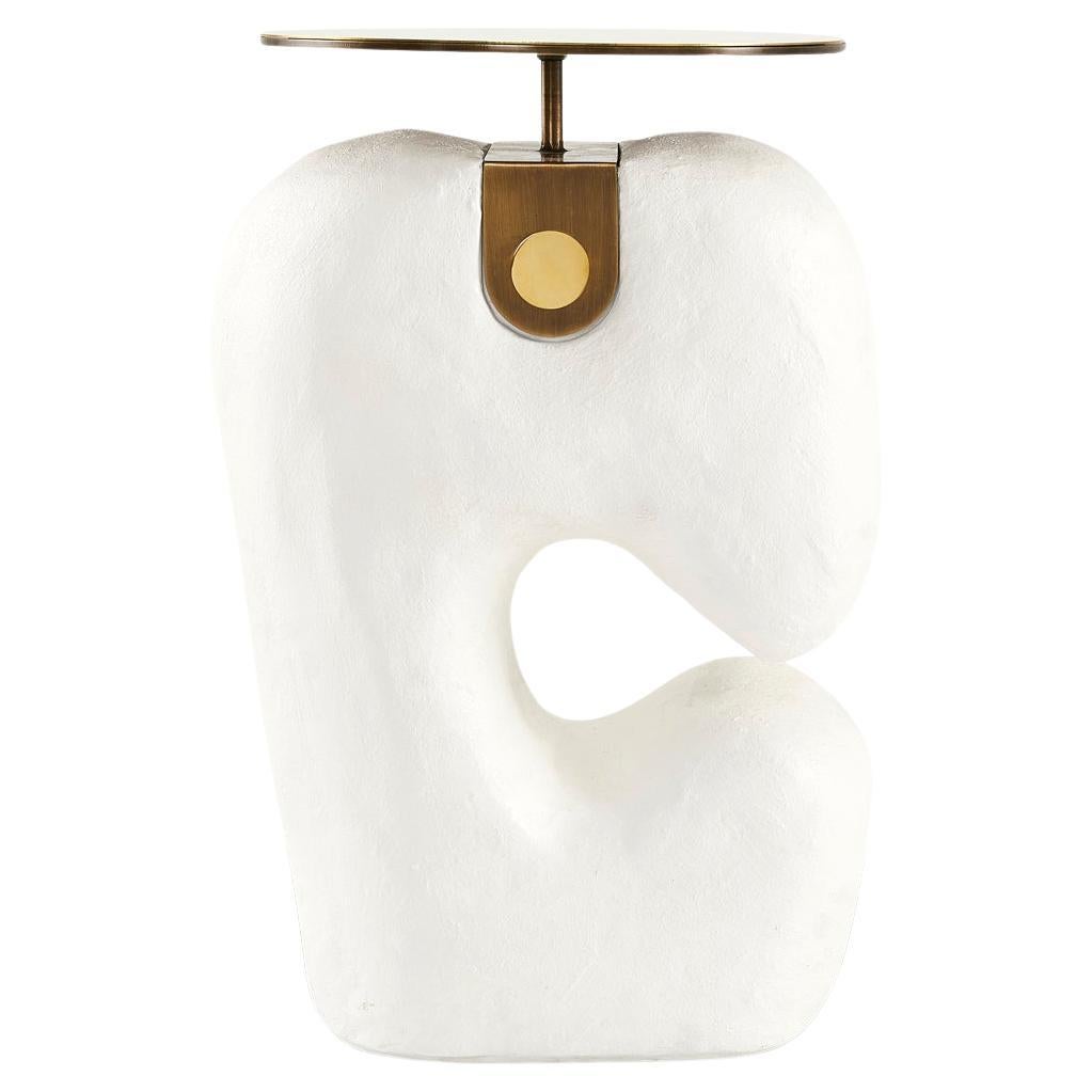 Tavolino Yoruba moderno in gesso Yosemite bianco, rifinito a mano con piano in ottone M