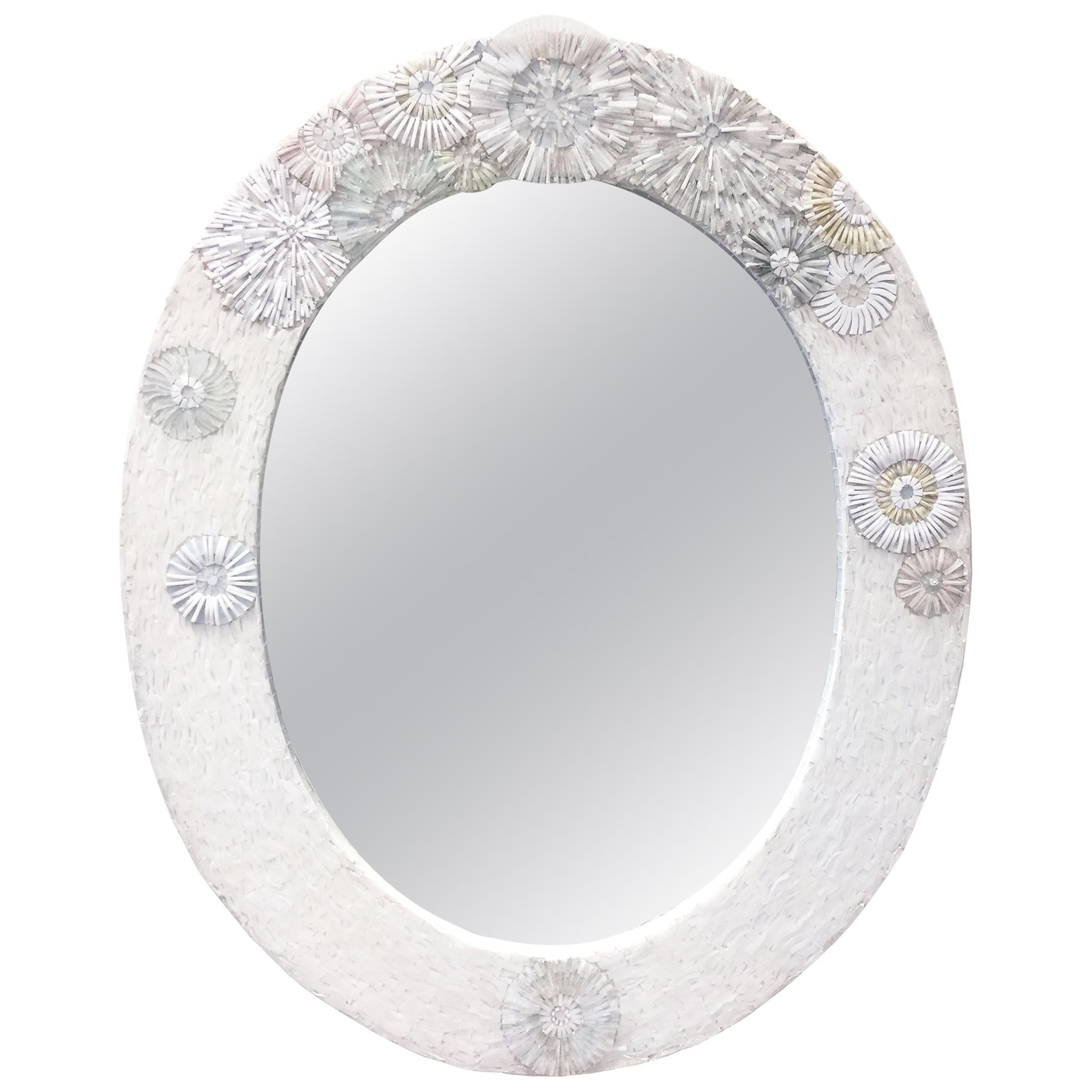 Espejo ovalado moderno con mosaico de flores de cristal blanco by Ercole Home