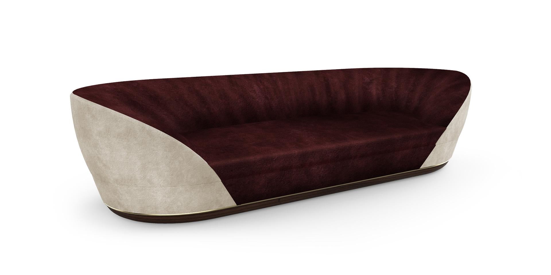 Dieses bequeme und schöne Sofa ist ideal für alle, die eine gemütliche und elegante Atmosphäre im Wohnzimmer suchen. Mit Samt drapiert Textur ist perfekt für intensive Momente der Entspannung.

Gepolstert mit supersoften Stoffen. 
Fußteil aus