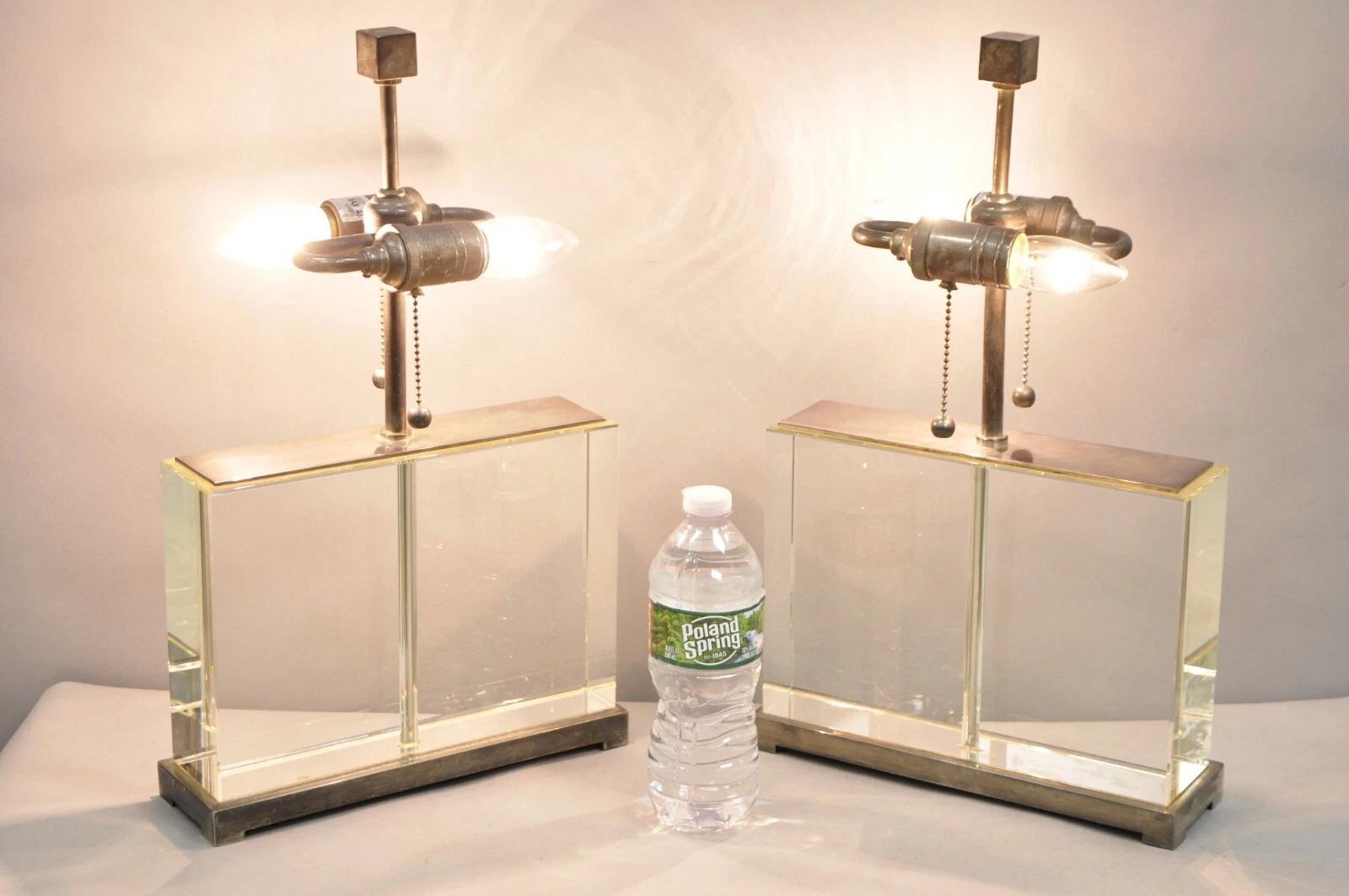 Lampade da tavolo basse/ampie moderne Williams Sonoma Crystal Block Phoenix - una coppia. Le lampade sono caratterizzate da una struttura pesante di alta qualità (circa 25 libbre l'una), da attraenti montature in nichel 