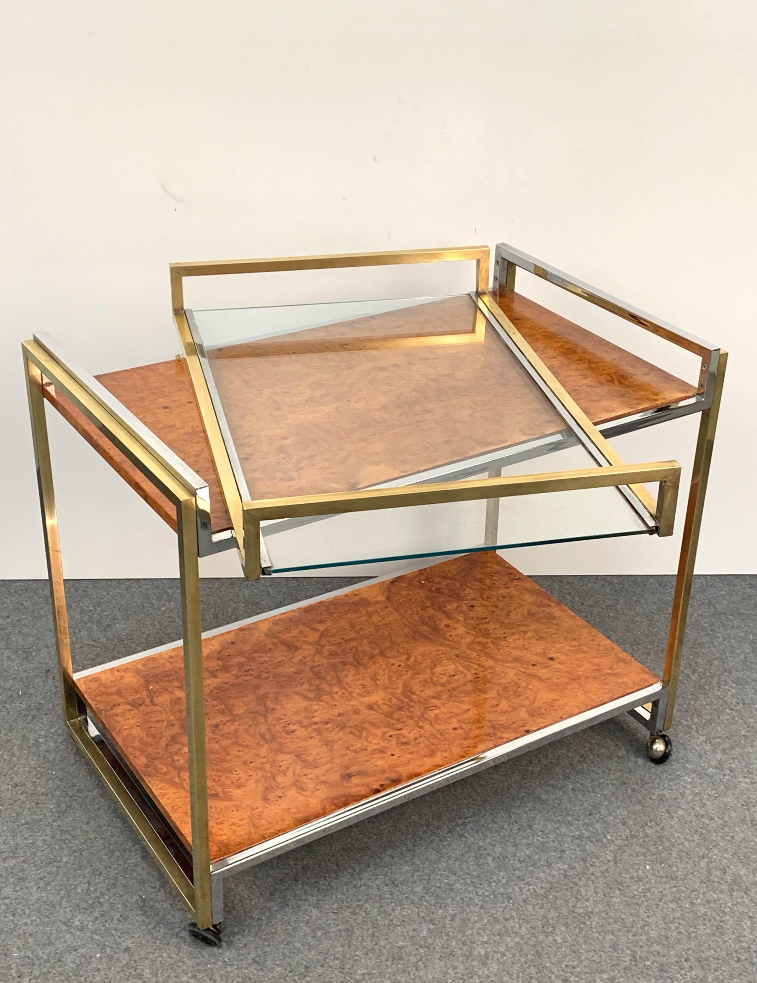 Wonderful Italian trolley in briar with finishes in chrome and brass. It has a removable service glass service tray with finishes in brass and chrome. 

This 1980s production is attributed to Willy Rizzo and has wonderful straight lines and