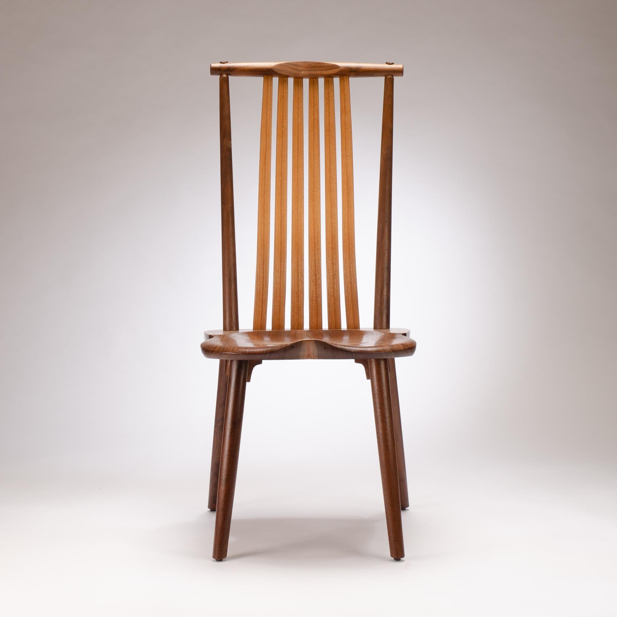 La chaise Reyes d'Erickson Woodworking est une chaise de salle à manger confortable, entièrement sculptée à la main et dotée du dossier flottant flexible caractéristique d'Erickson Woodworking. La chaise Reyes s'inspire de la chaise Windsor avec une