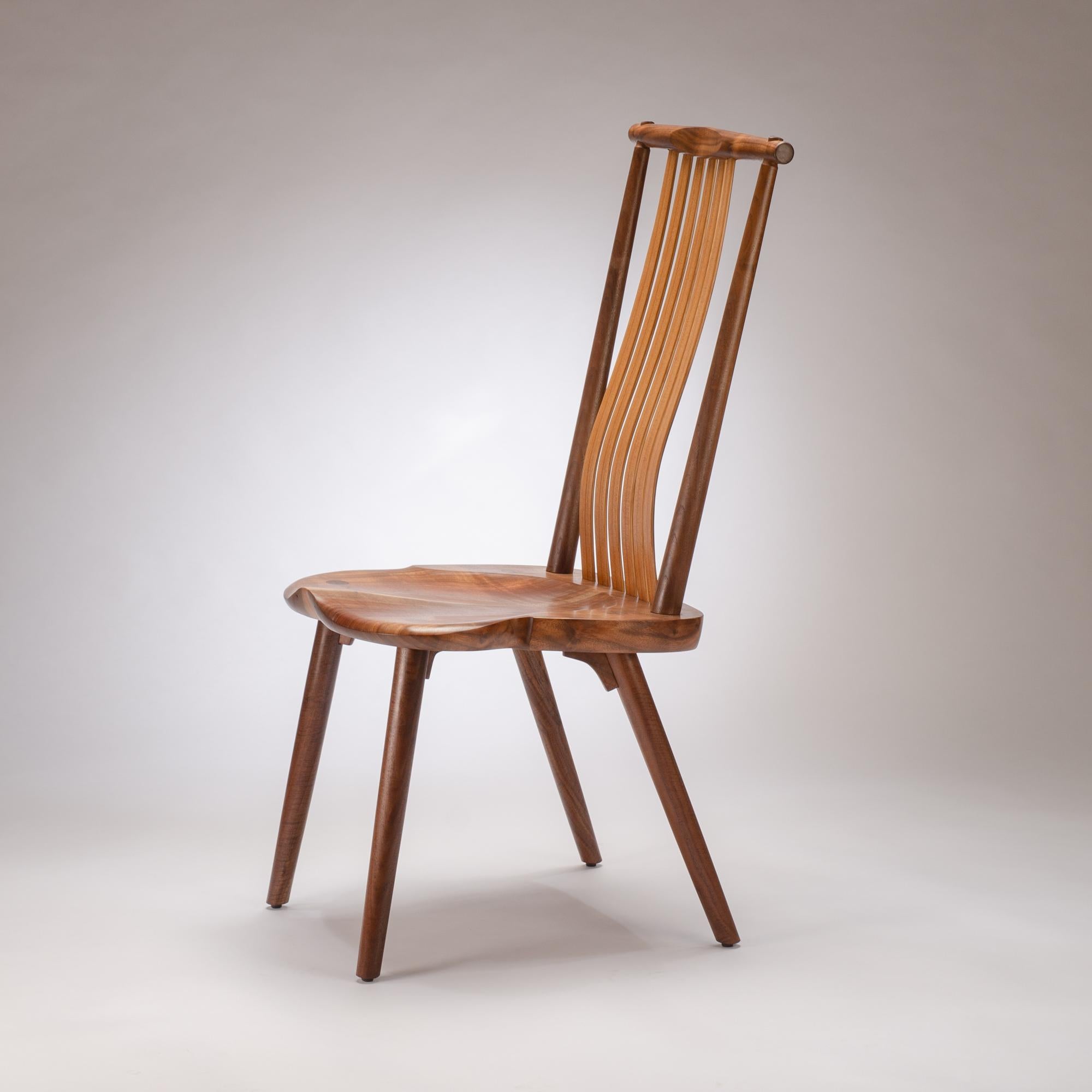 Américain The Modern Windsor chair by Erickson Woodworking in walnut (chaise Windsor moderne en noyer) en vente