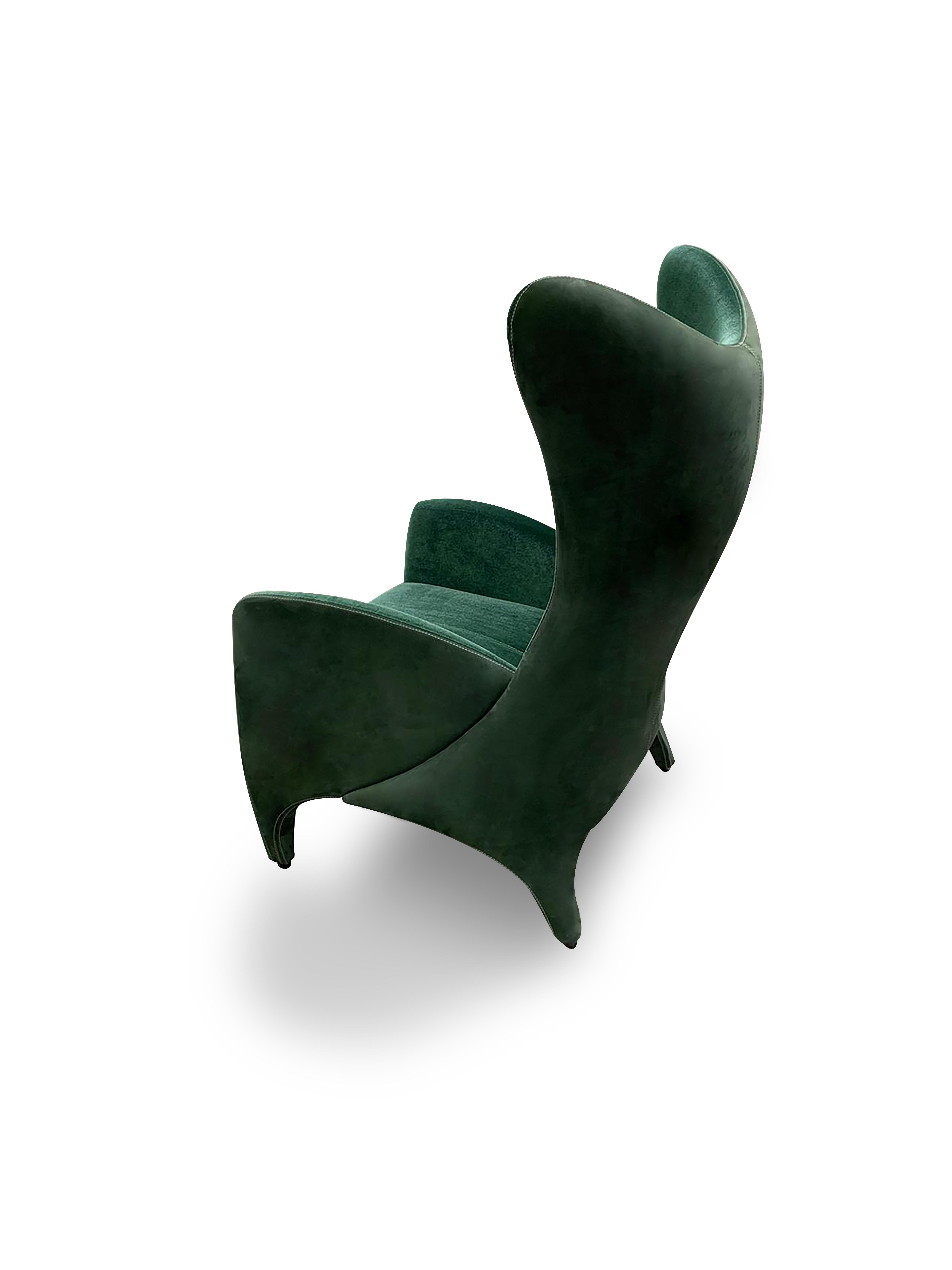 Der AVI-Sessel. Lassen Sie sich von dieser modernen Variante des klassischen Ohrensessels mit seinen weichen Kurven und seiner bequemen Polsterung umarmen. Seine dynamisch geformte Silhouette wird durch zwei sich überlagernde organische Schalen