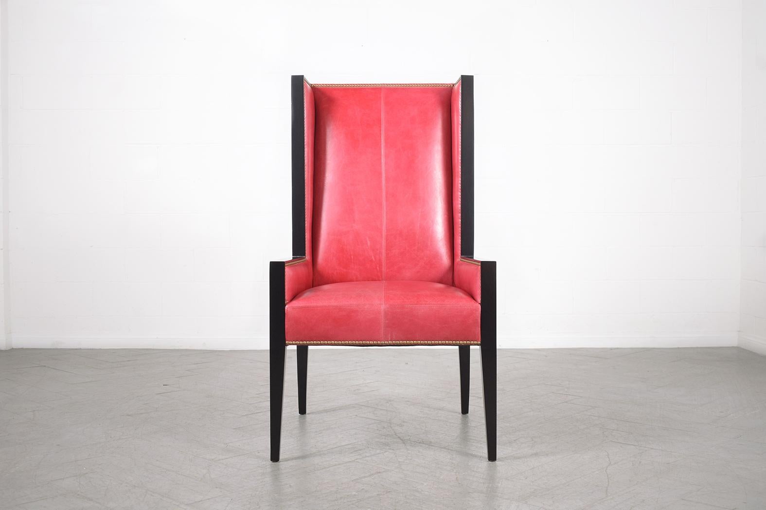 Erleben Sie die zeitlose Eleganz unseres Vintage Modern Lounge Chair, der von unserem hauseigenen Handwerkerteam sorgfältig restauriert und bearbeitet wurde. Dieser elegante Sessel aus einer Kombination aus Massivholz und Leder verfügt über eine