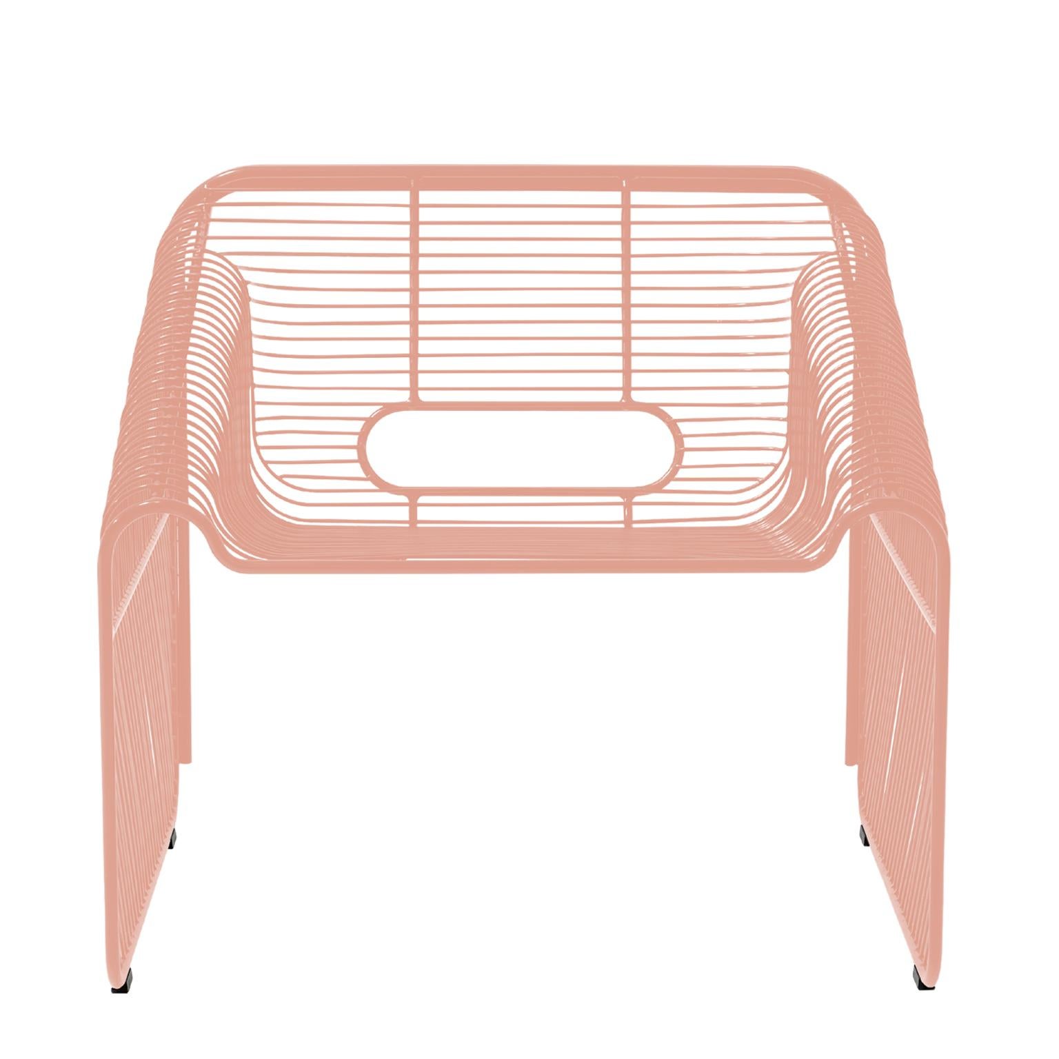 Neu:: verbessert und heißer als je zuvor - der aktualisierte Hot Seat bietet ein kompakteres Design:: das in jeden noch so kleinen Raum passt. 

Dieses Stück ist in den Farben Schwarz:: Weiß:: Electric Blue und Peachy Pink erhältlich. Bitte teilen
