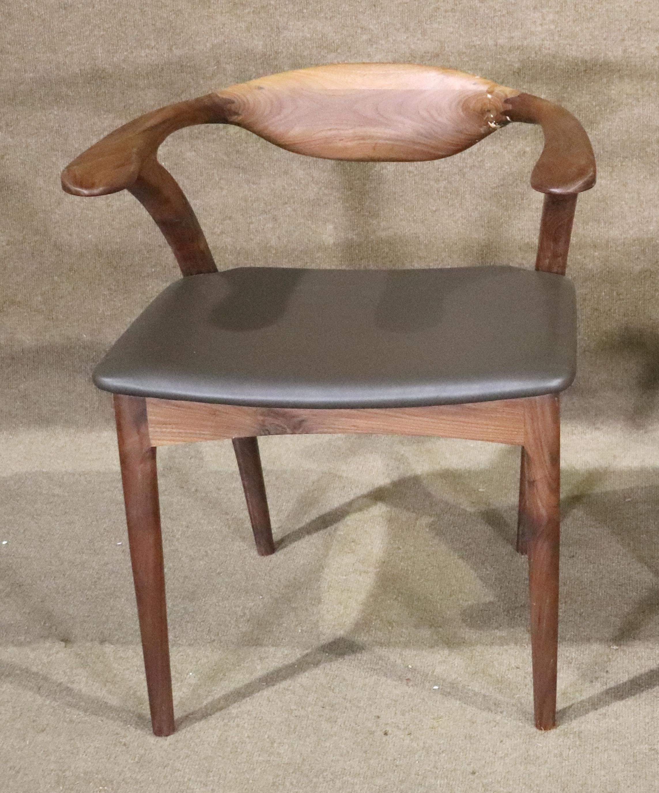 Dieser moderne Sessel hat sein wunderschönes Design von der Ikone der Jahrhundertmitte, Hans Wegner, und seinem Wishbone Stuhl. Die schwebende Rückenlehne geht in die Arme und Beine über.
Bitte bestätigen Sie den Standort NY oder NJ