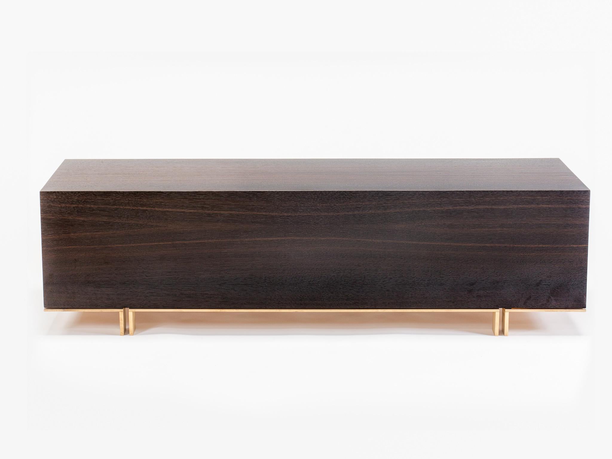 Moderne Table basse moderne en bois et chêne ébène fumé, par Studio DiPaolo en vente