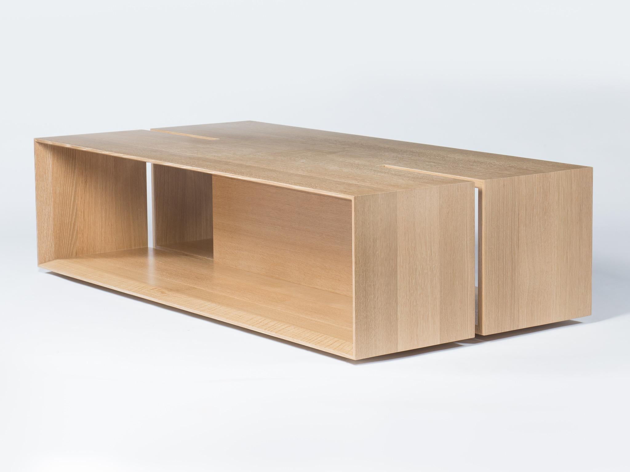 Américain Table basse moderne en chêne blanc massif:: par Studio DiPaolo en vente