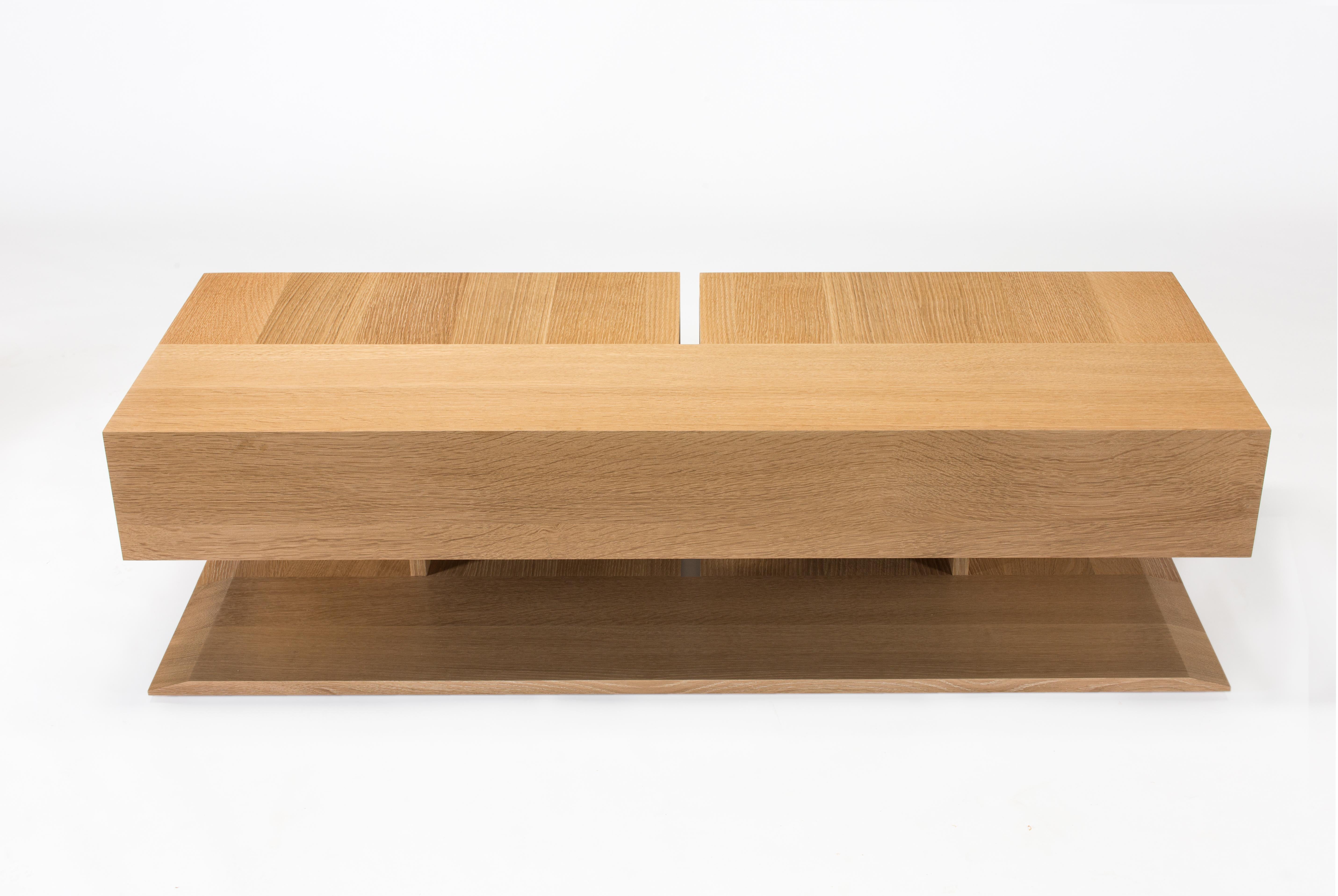 Moderne Table basse moderne en chêne blanc effilé:: par Studio DiPaolo en vente