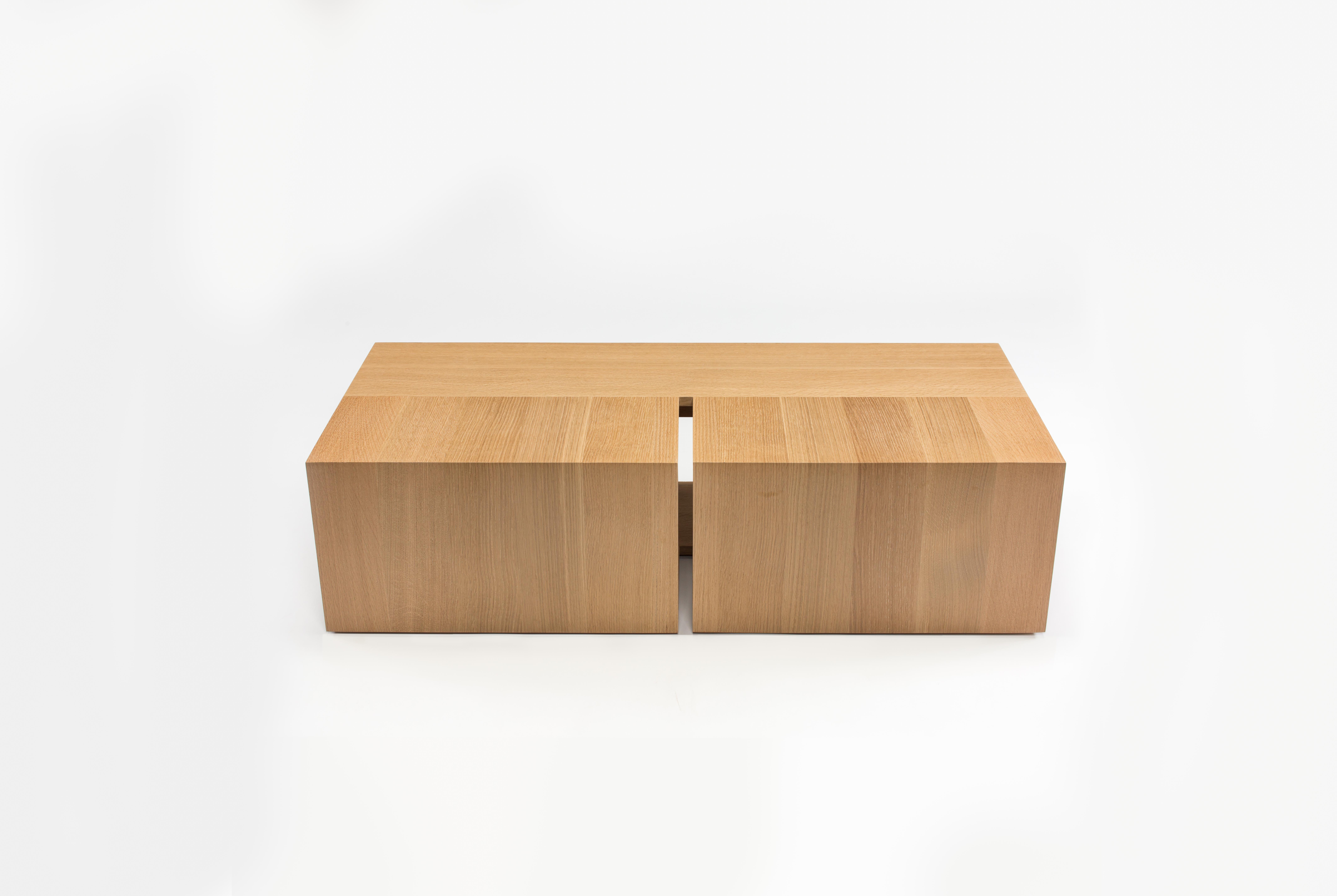 Fait main Table basse moderne en chêne blanc effilé:: par Studio DiPaolo en vente