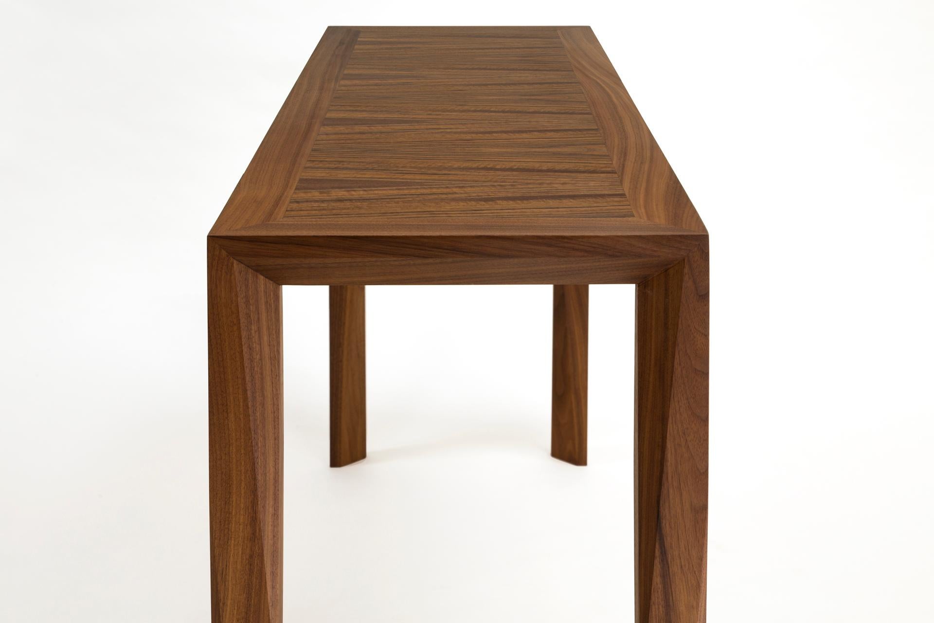 Américain Table Console en bois moderne:: en noyer:: par Studio DiPaolo en vente