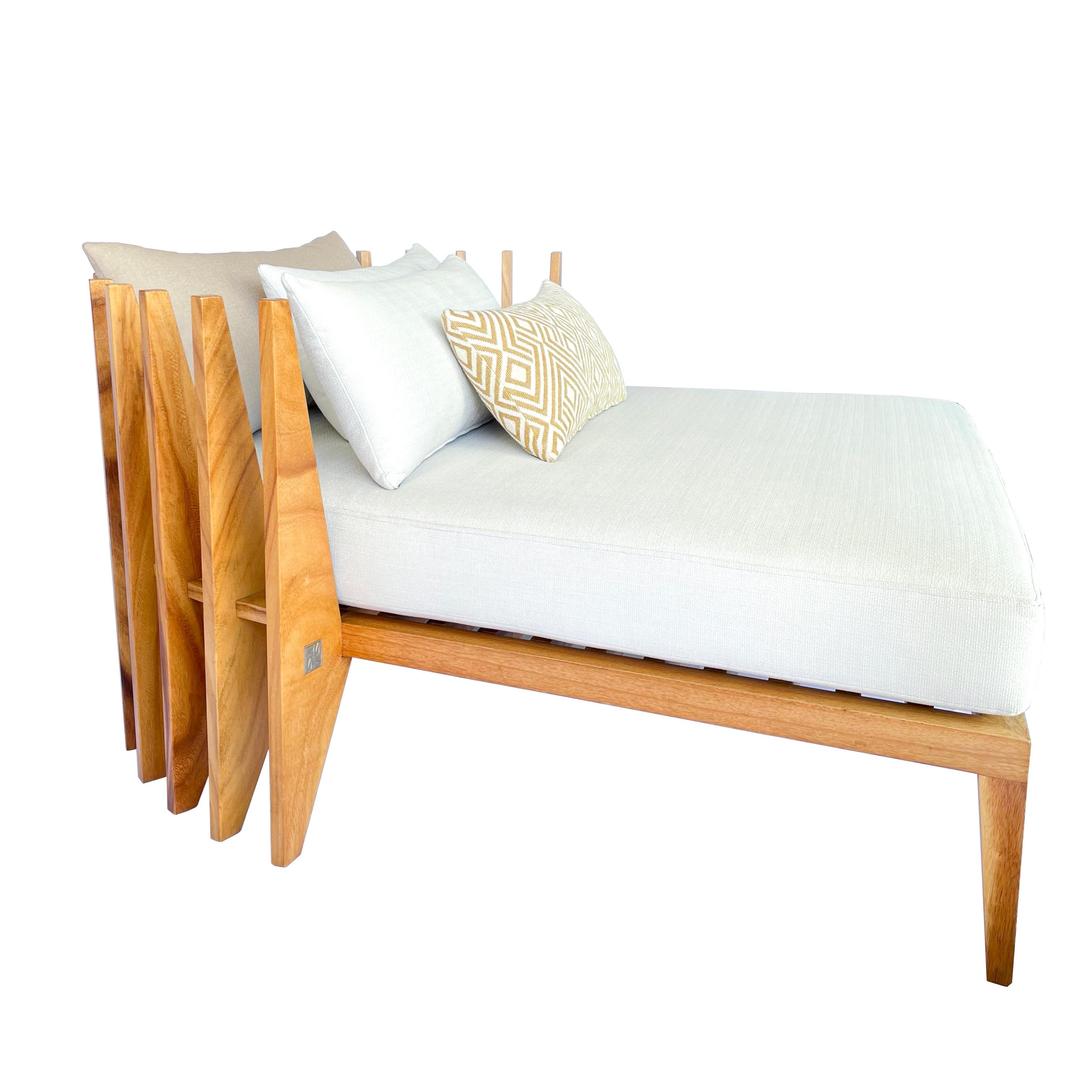 Modernes modernes Holz-Tagesbett von Pierre Sarkis (Handgefertigt) im Angebot