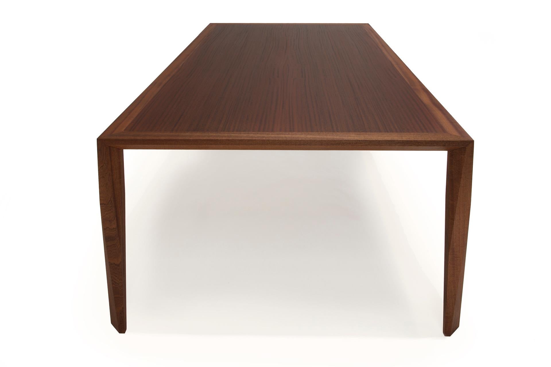 Moderne Table de salle à manger moderne en bois de Sapele, par Studio DiPaolo en vente