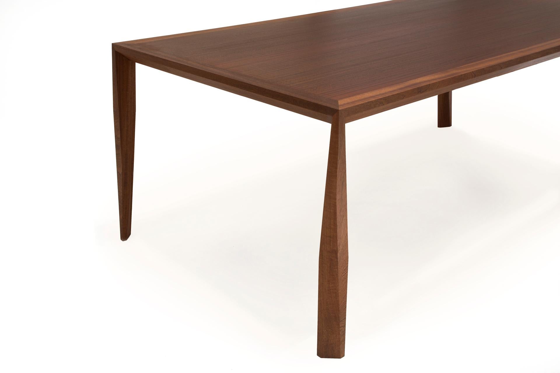 Américain Table de salle à manger moderne en bois de Sapele, par Studio DiPaolo en vente