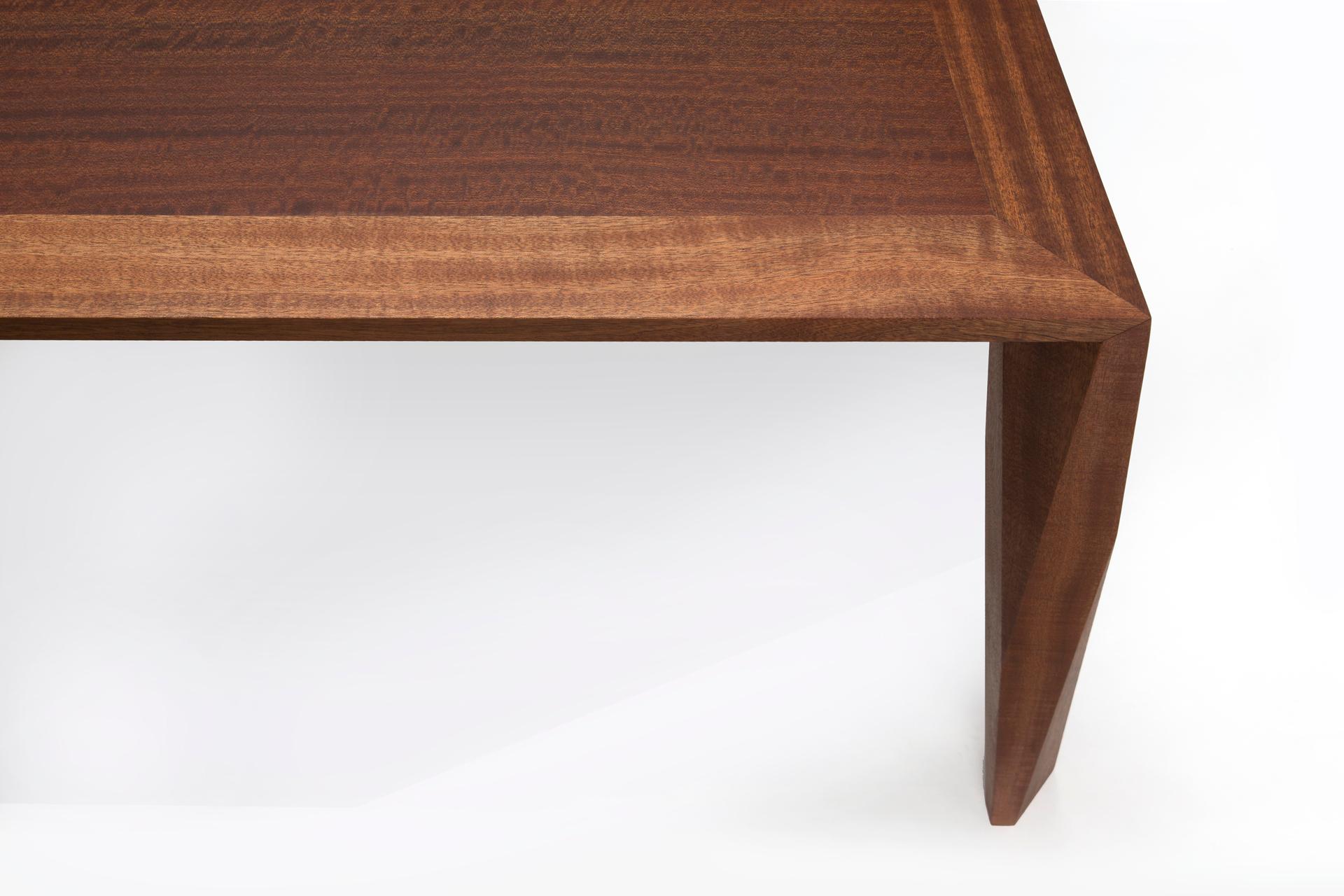 Fait main Table de salle à manger moderne en bois de Sapele, par Studio DiPaolo en vente