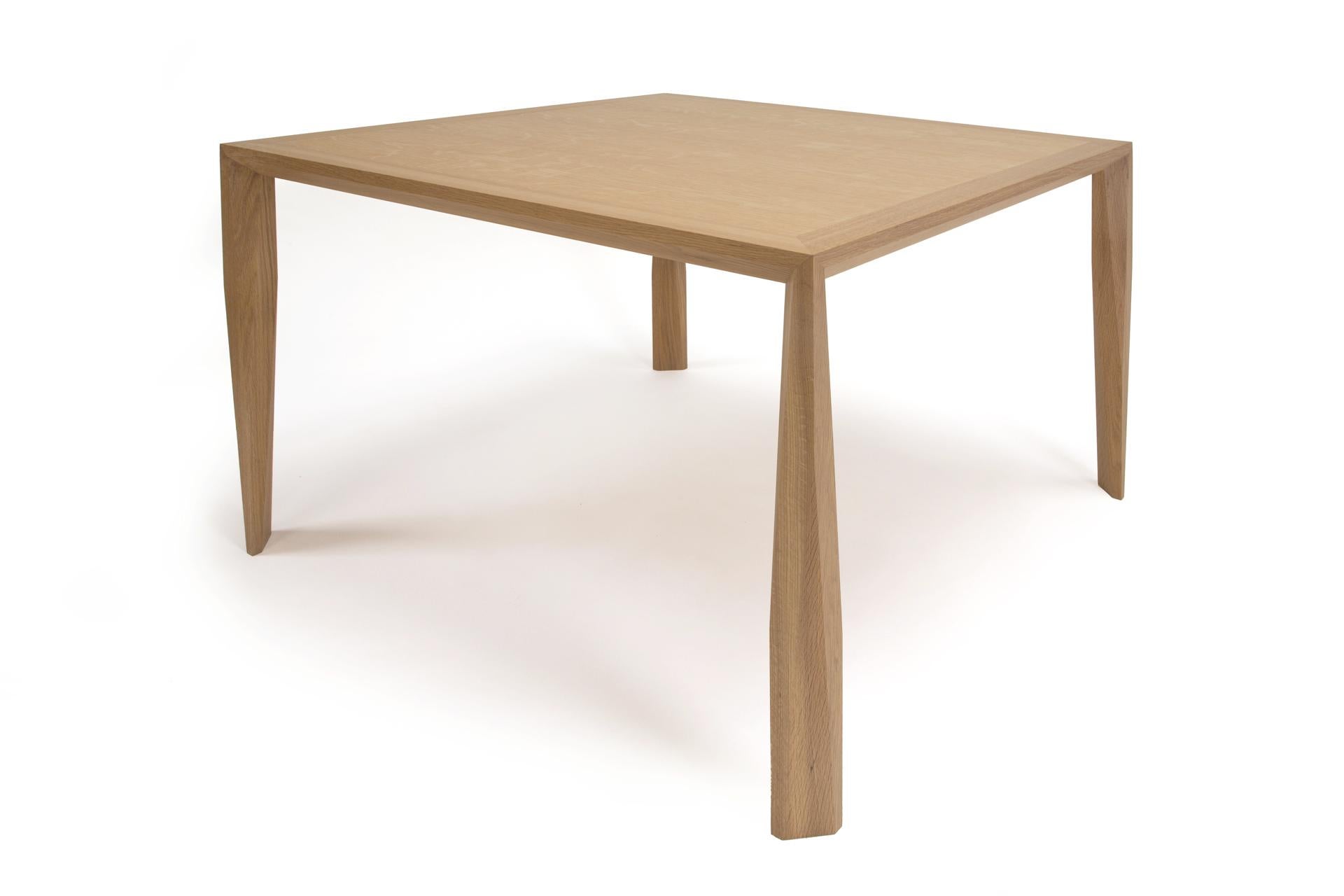 Cette table de notre nouvelle série de tables de salle à manger/console s'appelle la table 
