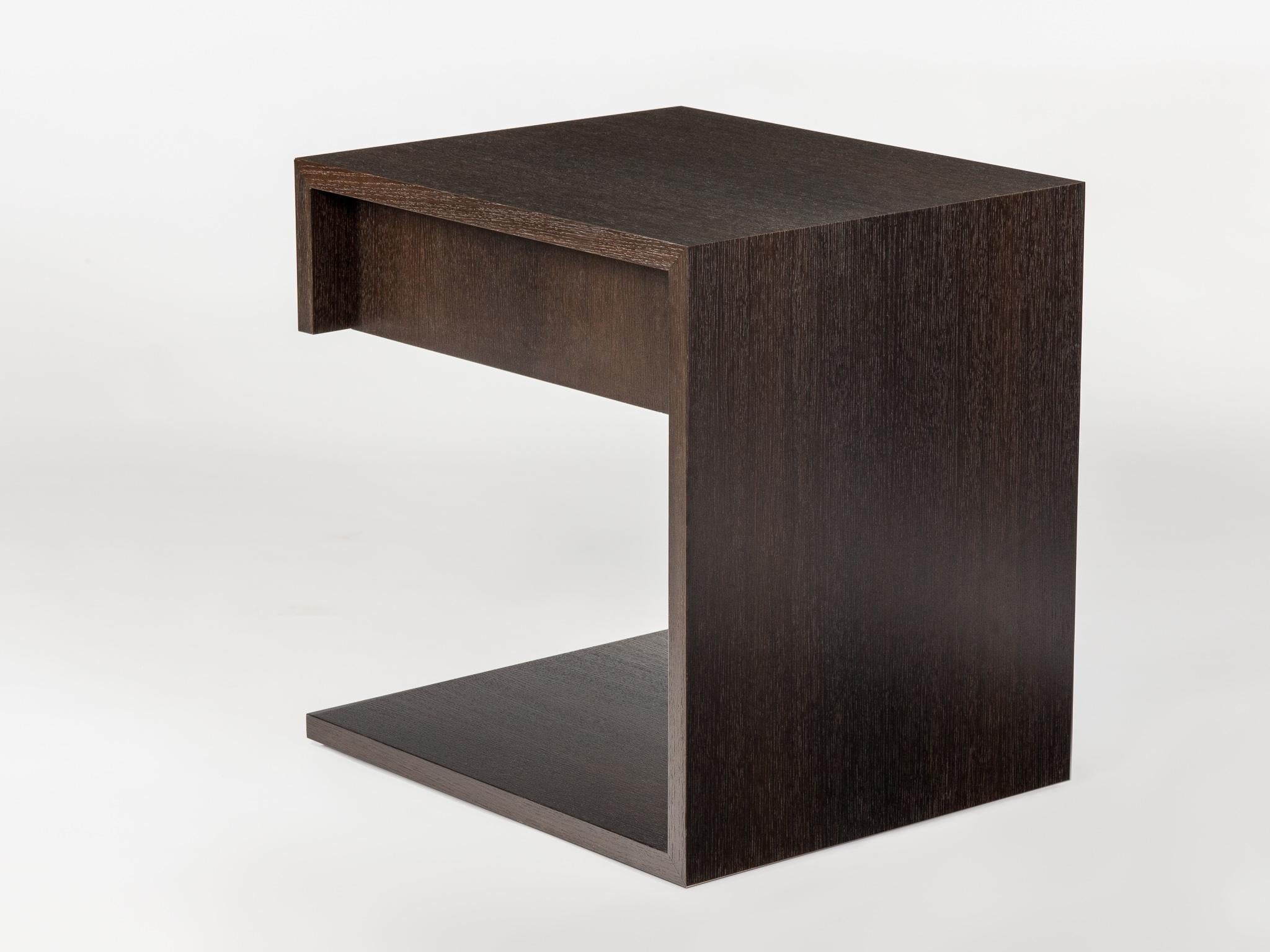 Fait main Table d'extrémité en bois moderne en chêne ébène fumé, par Studio DiPaolo en vente
