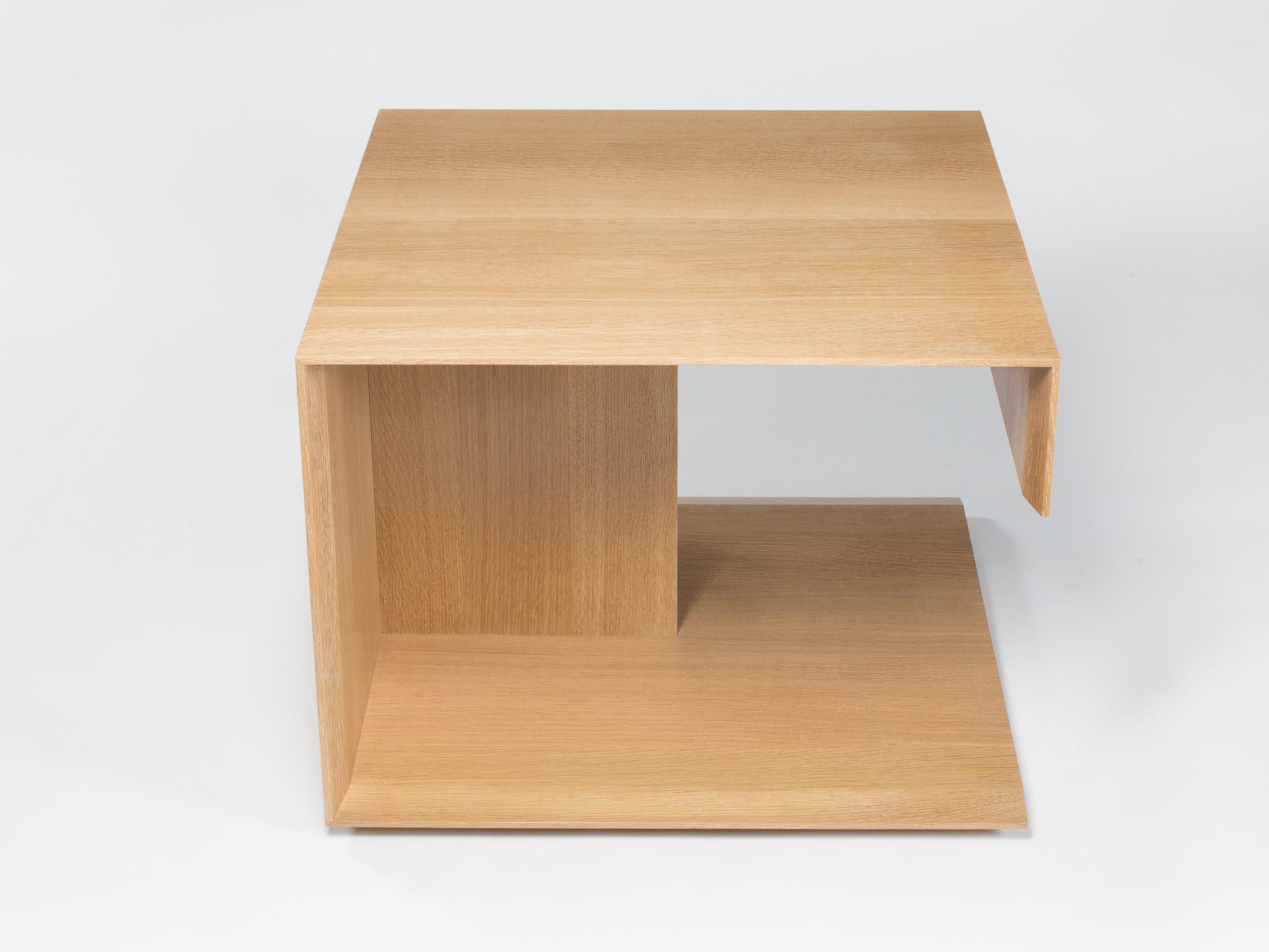 Moderne Table d'appoint moderne en bois et chêne blanc massif, par Studio DiPaolo en vente