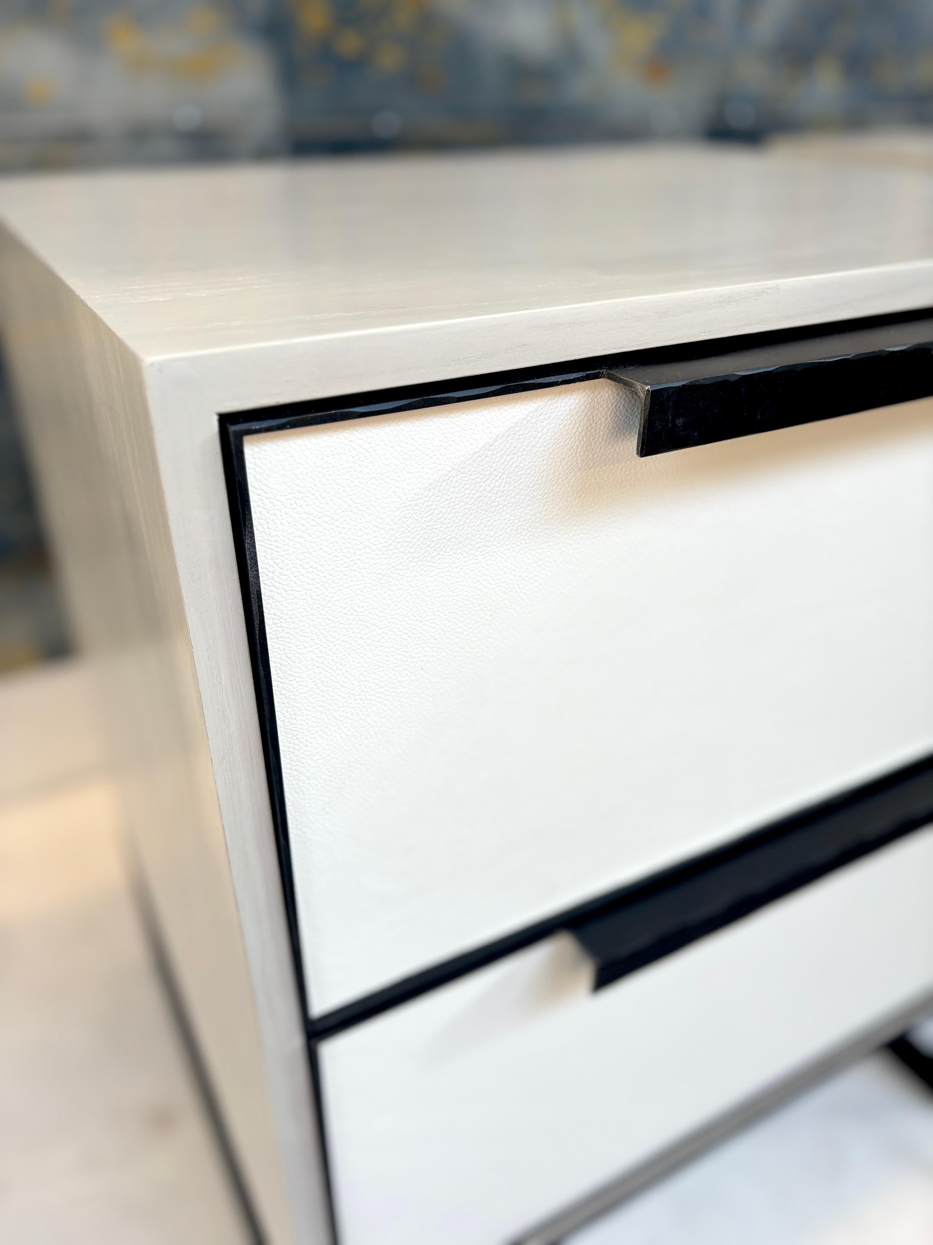 Organique Table de nuit moderne à 2 tiroirs - cuir - base en métal - poignées en métal par Ercole Home en vente