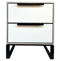 Moderner Nachttisch aus Holz und Leder mit 2 Schubladen und Metallfuß und Metallgriffen von Ercole Home