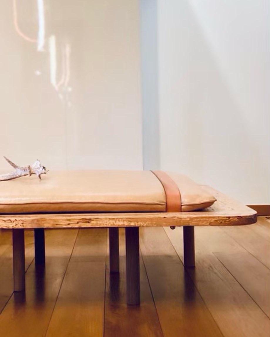 Diese Chaiselongue aus Holz und Leder ist aus kanadischem Spalted Maple gefertigt, das eine einzigartige Maserung in kontrastierendem Schwarz aufweist. Das Lederpolster ist ein Naturleder mit Gürtelriemen. Die Umreifung wird mit einer natürlichen