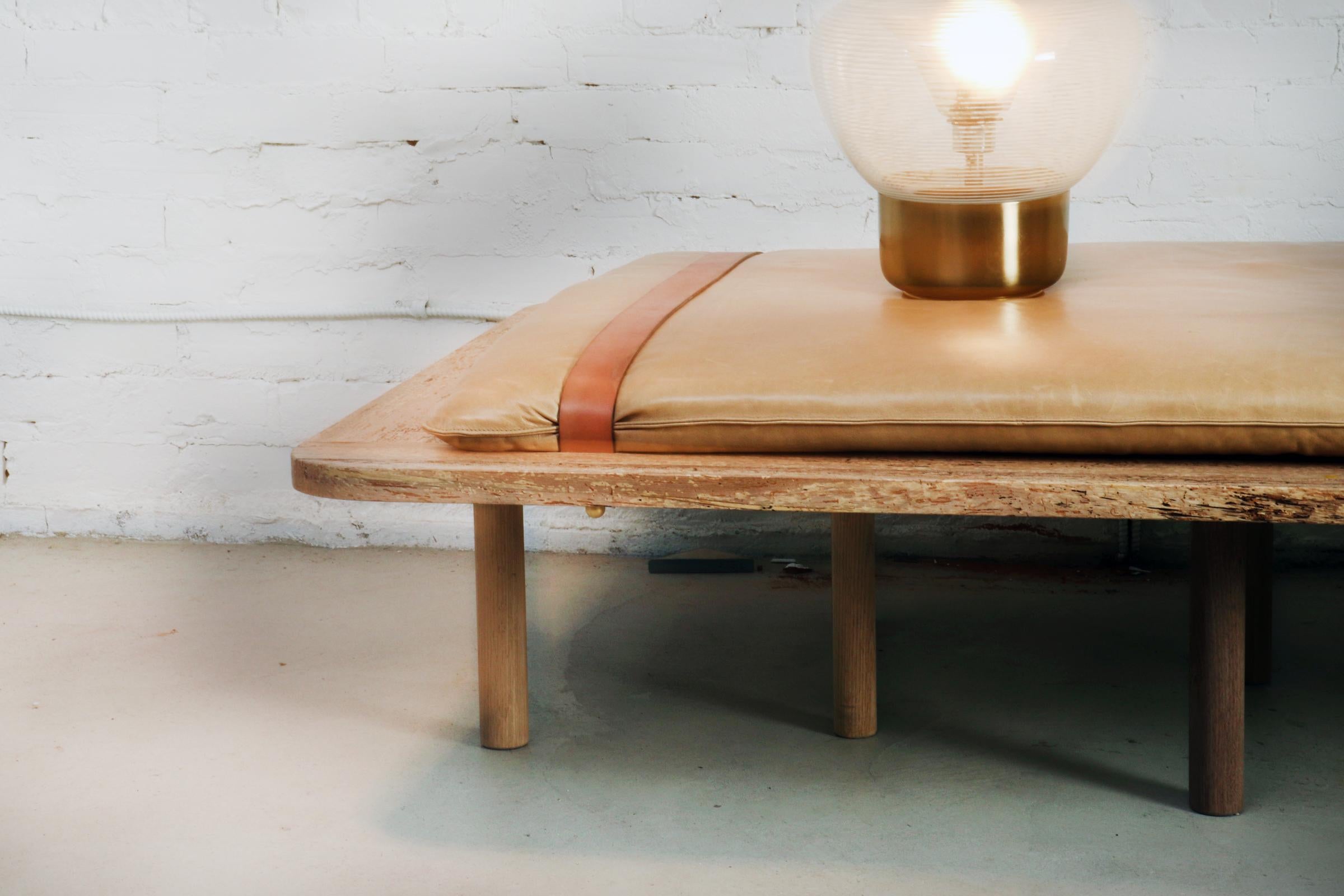 Moderne moderne Chaiselongue aus Holz und Leder (21. Jahrhundert und zeitgenössisch) im Angebot