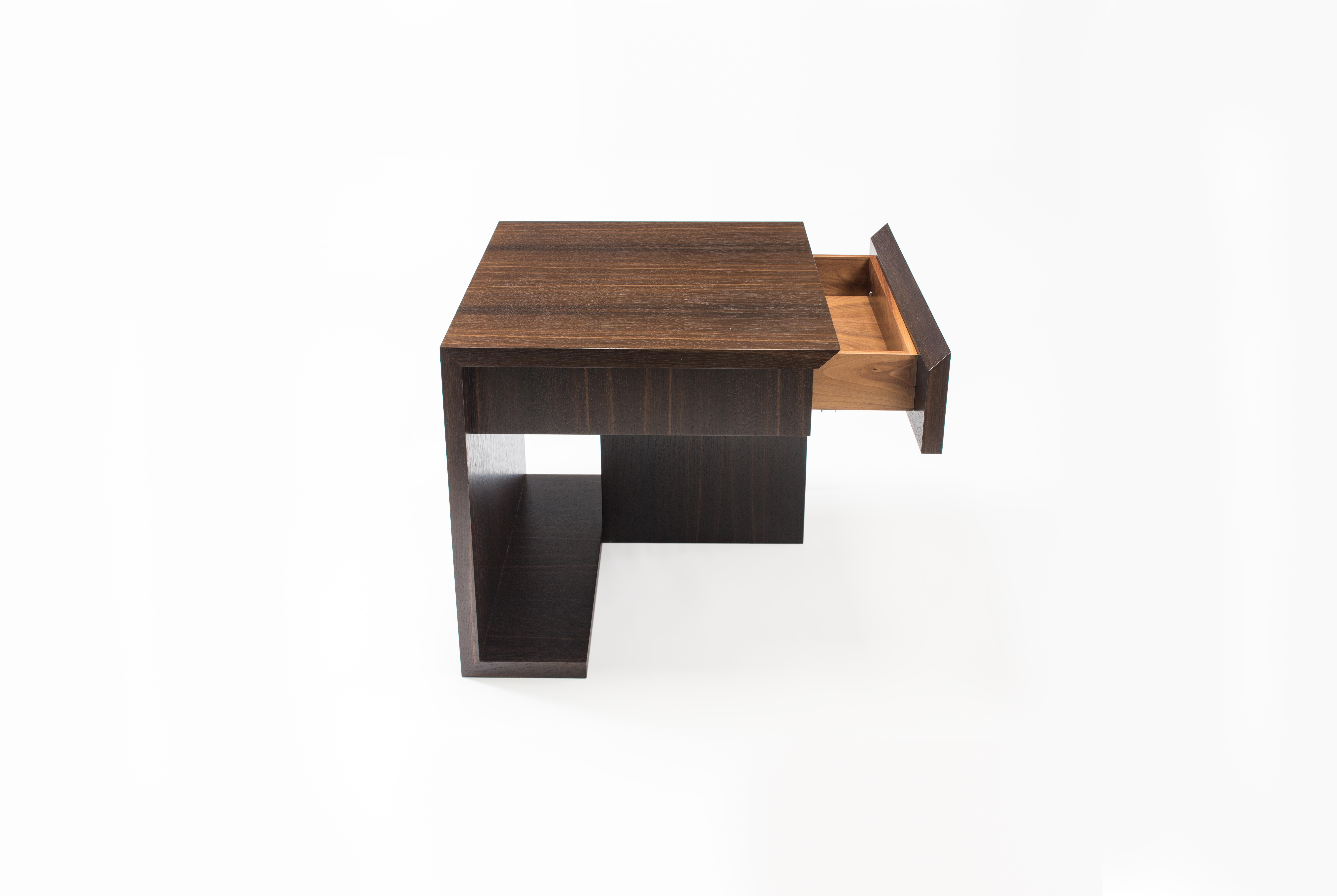 Fait main Table de nuit moderne en bois et chêne ébène fumé, par Studio DiPaolo en vente