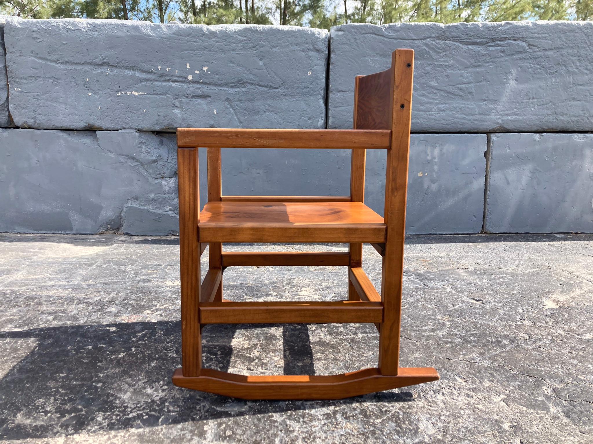 Fauteuil à bascule en bois moderne en vente 2