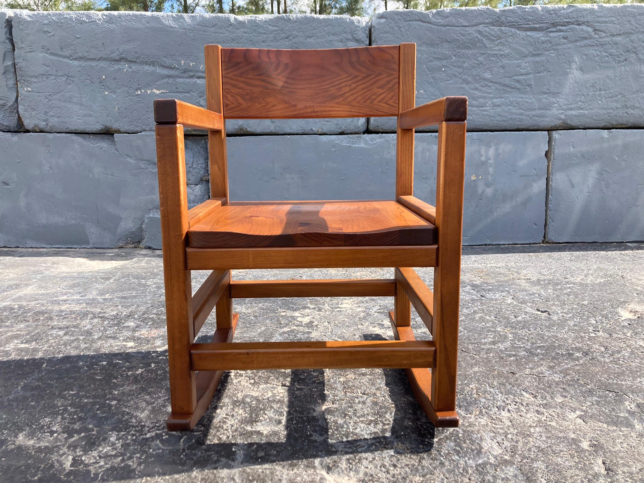 Sedia a dondolo moderna e semplice in legno. Pronto per una nuova casa.