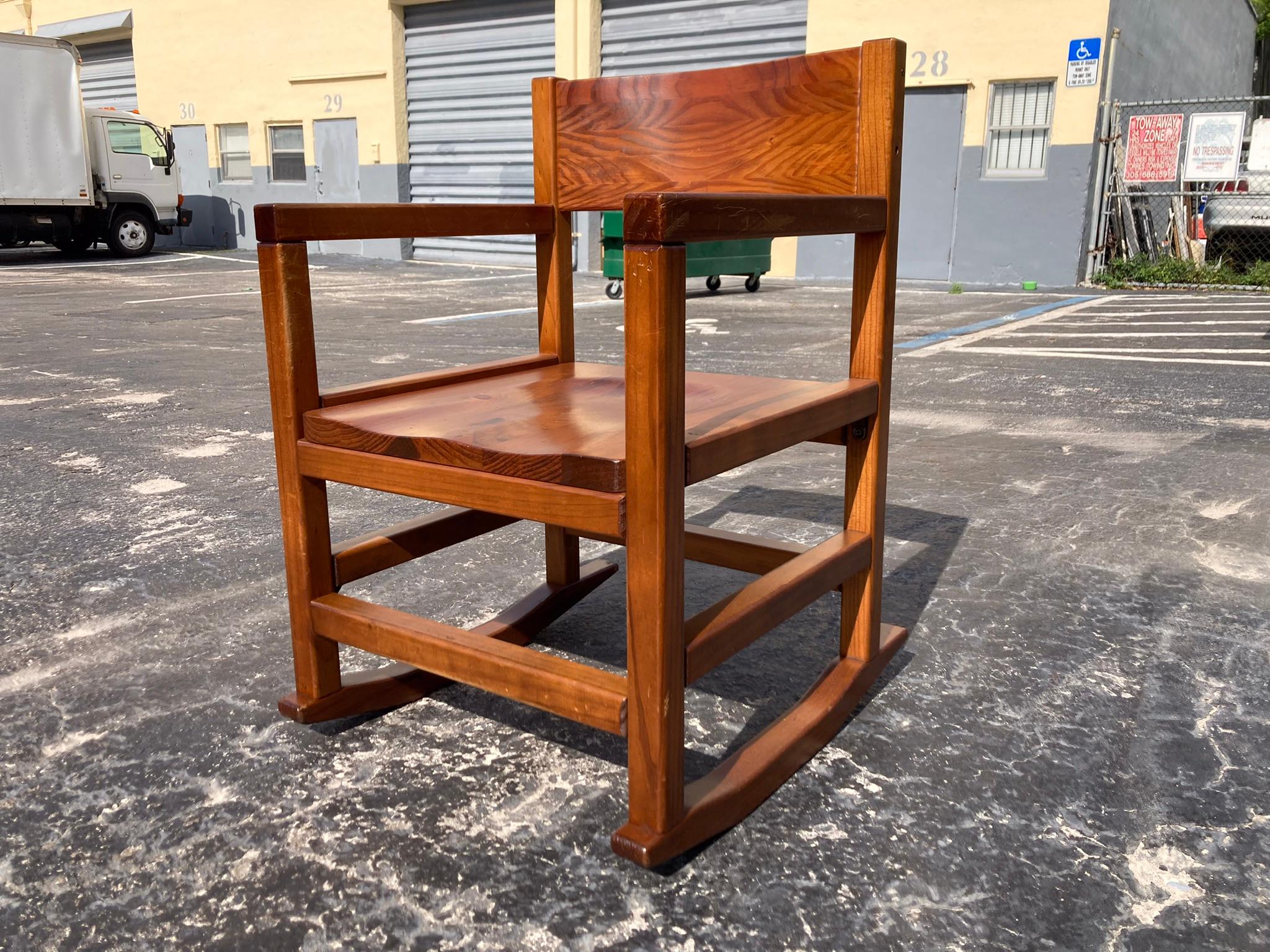 Moderner moderner Schaukelstuhl aus Holz im Zustand „Gut“ im Angebot in Miami, FL
