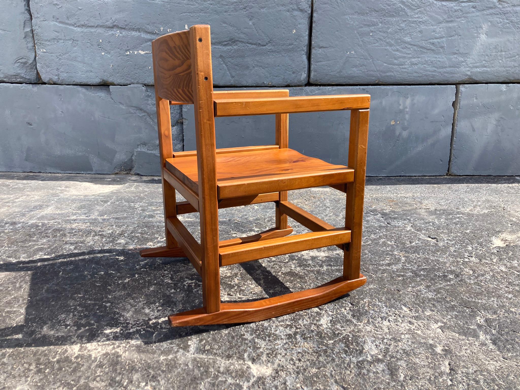 Américain Fauteuil à bascule en bois moderne en vente