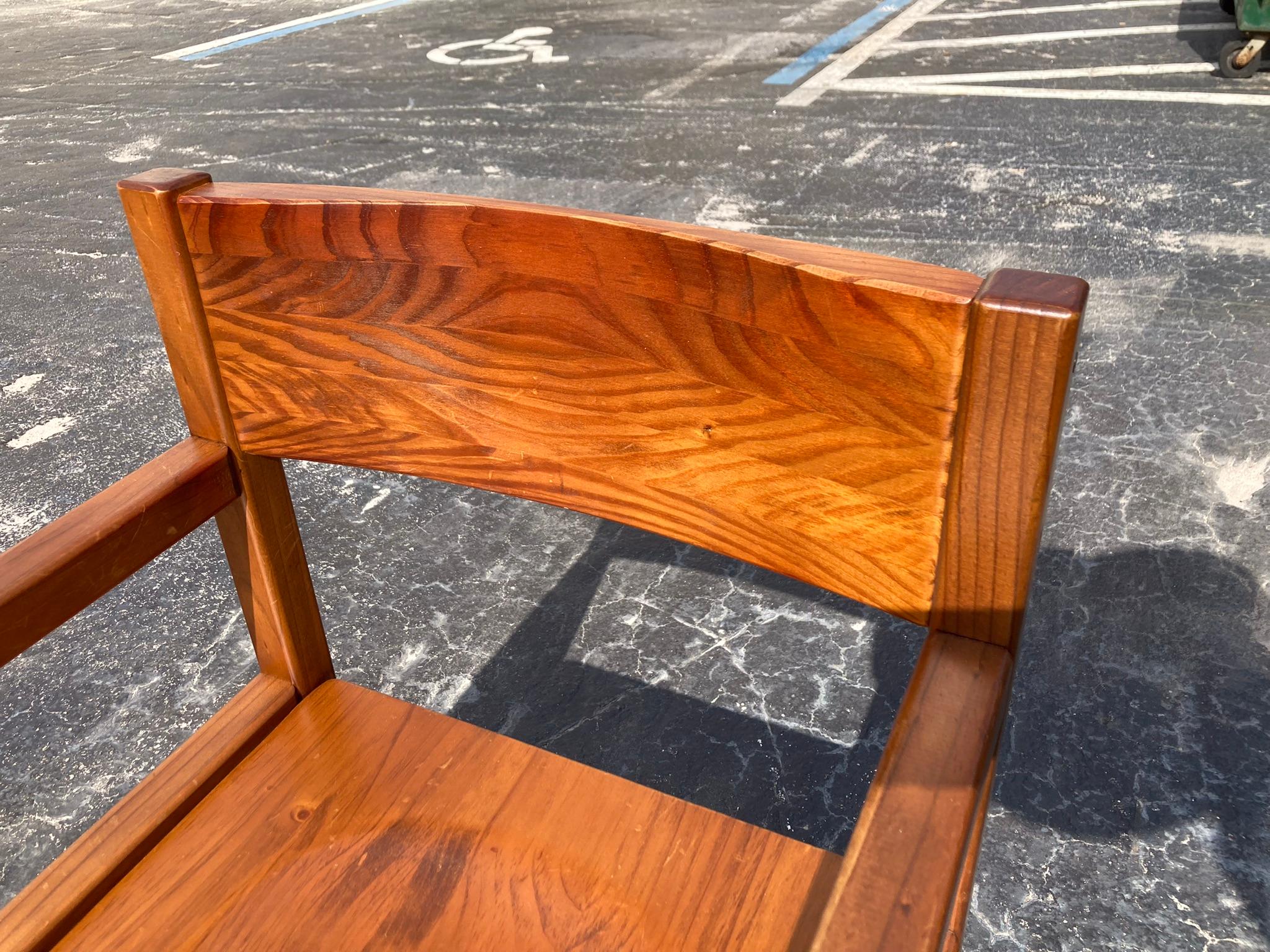 Moderner moderner Schaukelstuhl aus Holz im Angebot 1