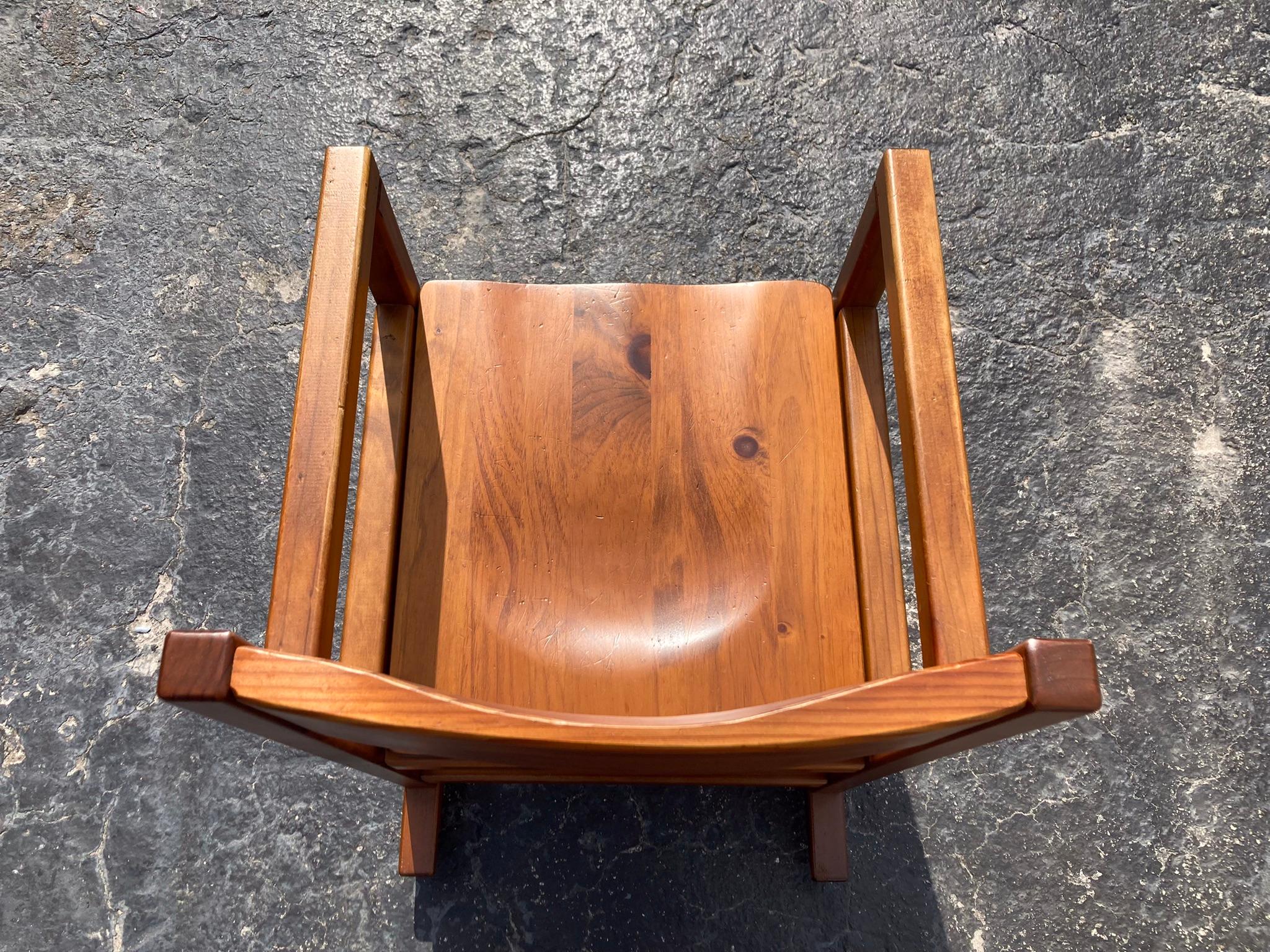 Moderner moderner Schaukelstuhl aus Holz im Angebot 2