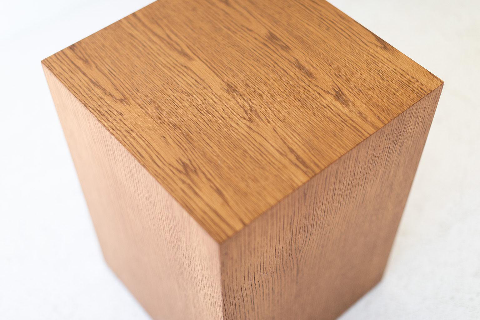Cette table d'appoint moderne en chêne est fabriquée au cœur de l'Ohio avec du bois d'origine locale. Chaque table est une boîte à onglets fabriquée à la main à partir d'un placage de chêne blanc et finie avec une magnifique finition mate de qualité