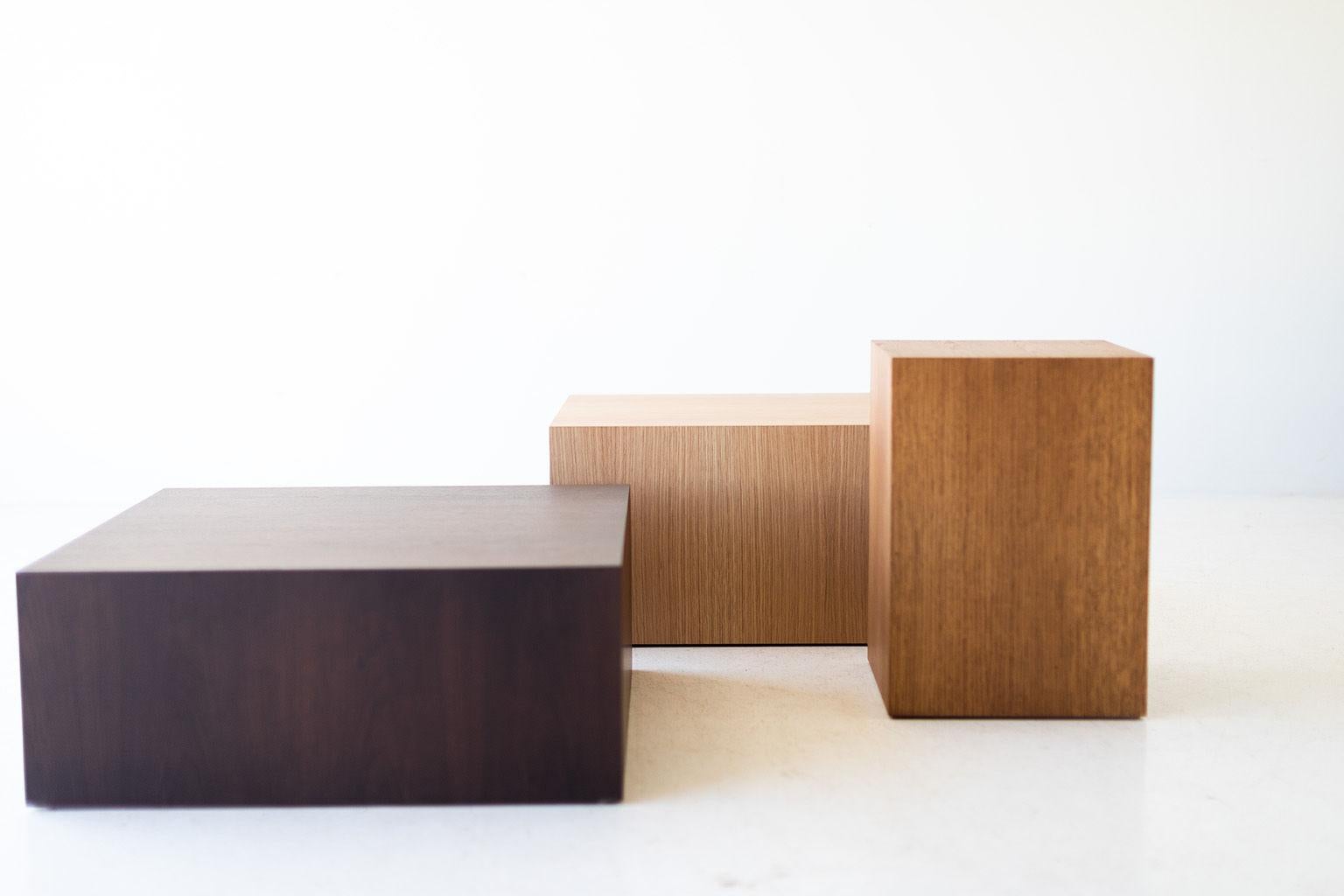 Moderne Table d'appoint moderne en bois et chêne en vente