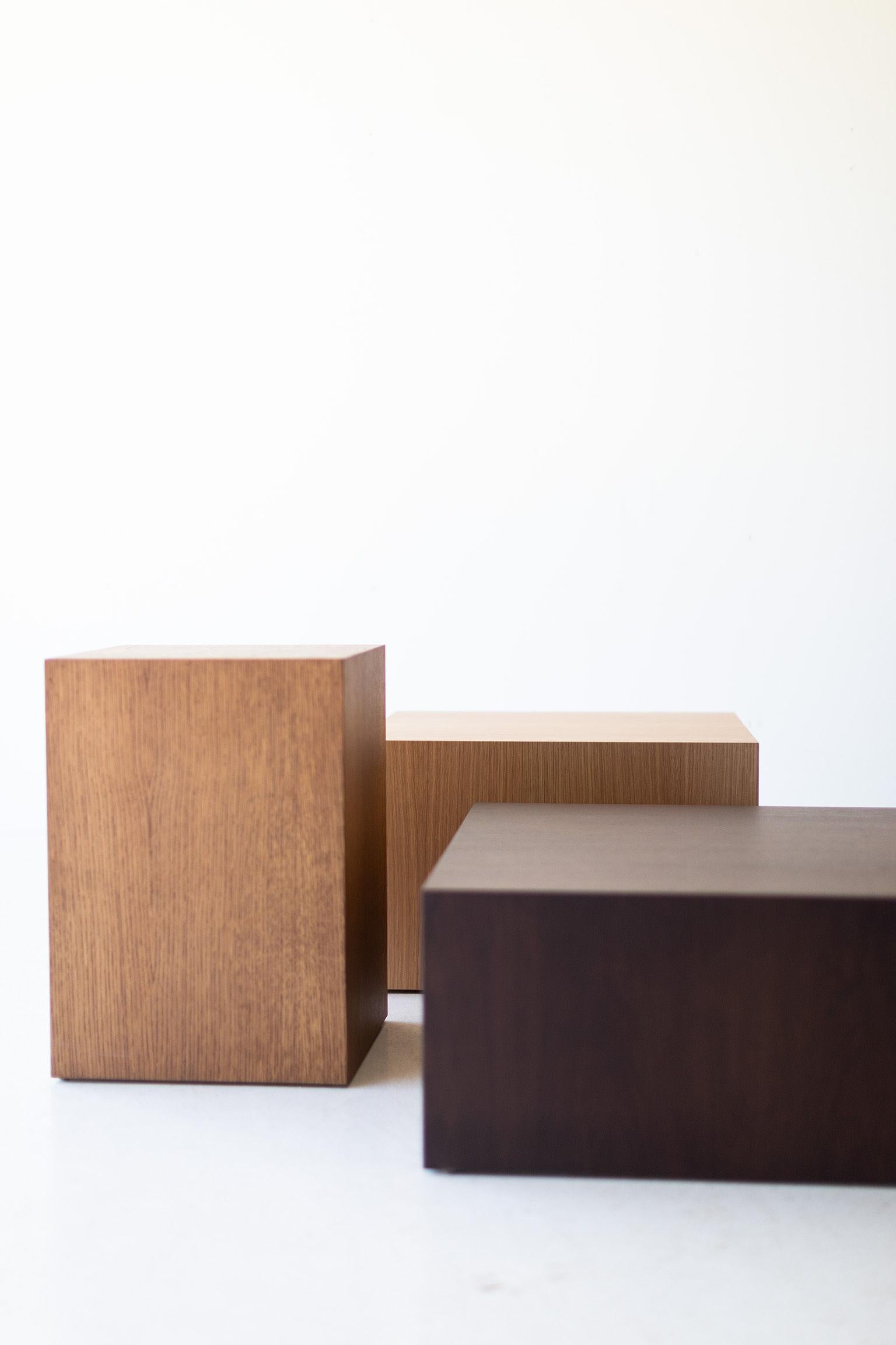 Bois de feuillus Table d'appoint moderne en bois et chêne en vente