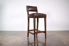 Moderner Holzhocker mit Sitz und Rückenlehne aus schokoladenfarbenem Leder von Costantini, Neto