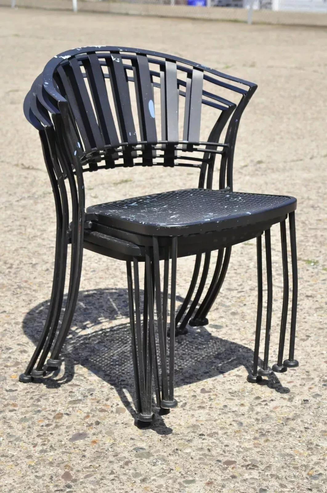 Moderne Woodard Pinecrest Style Wrought Iron Garden Patio Dining Chairs - Set von 4. Artikel verfügt über stapelbare Rahmen, Schmiedeeisen Konstruktion, klare modernistische Linien, schlanke skulpturale Form. CIRCA Spätes 20. Jahrhundert.