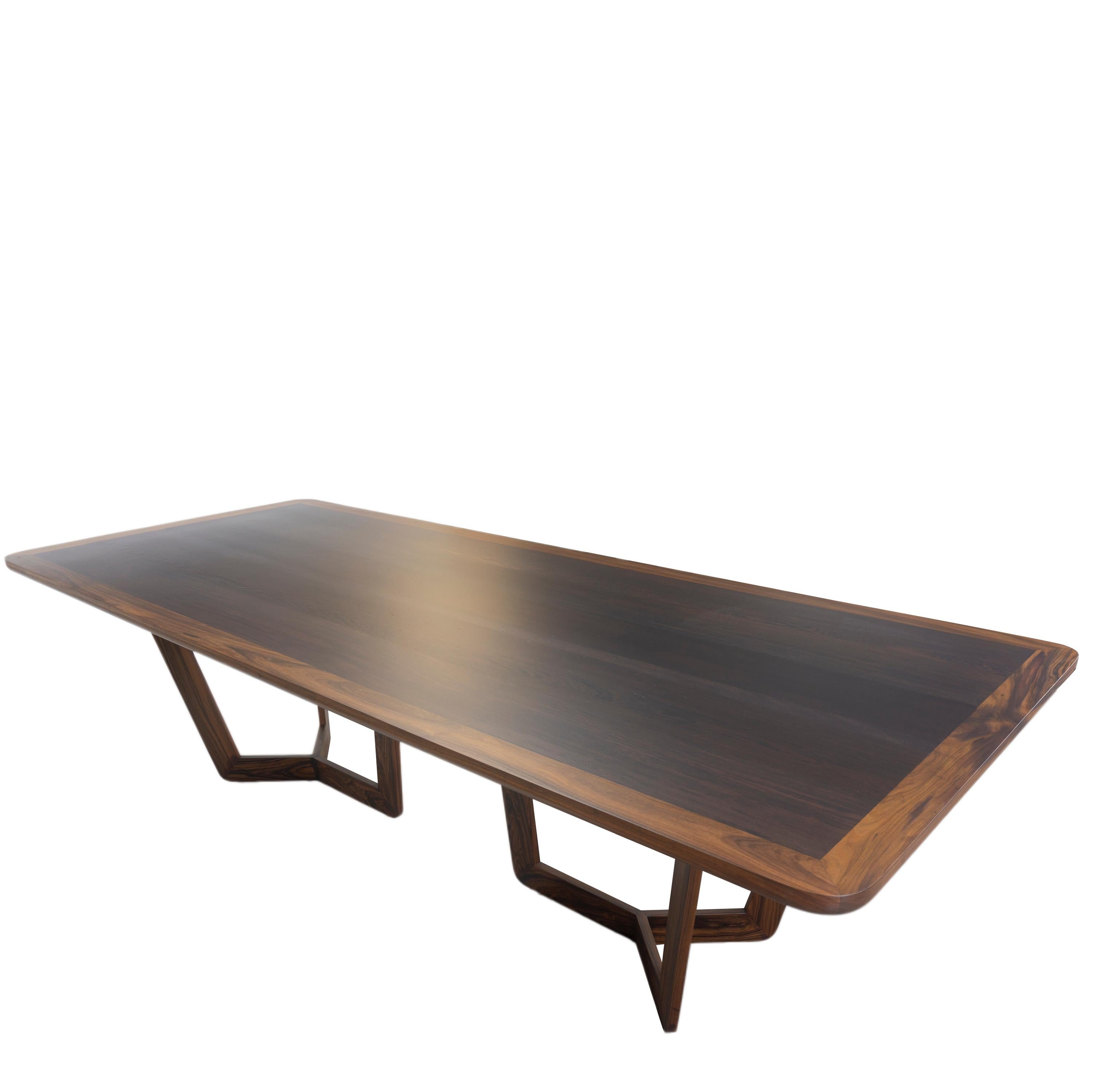 La table à manger Y est à la fois fonctionnelle et moderne. Le plateau est en bois de Wenge avec un grain entouré d'une bordure et d'une base en bois de Morado de 3 pouces. Légèrement teinté pour faire ressortir les contours naturels du bois.